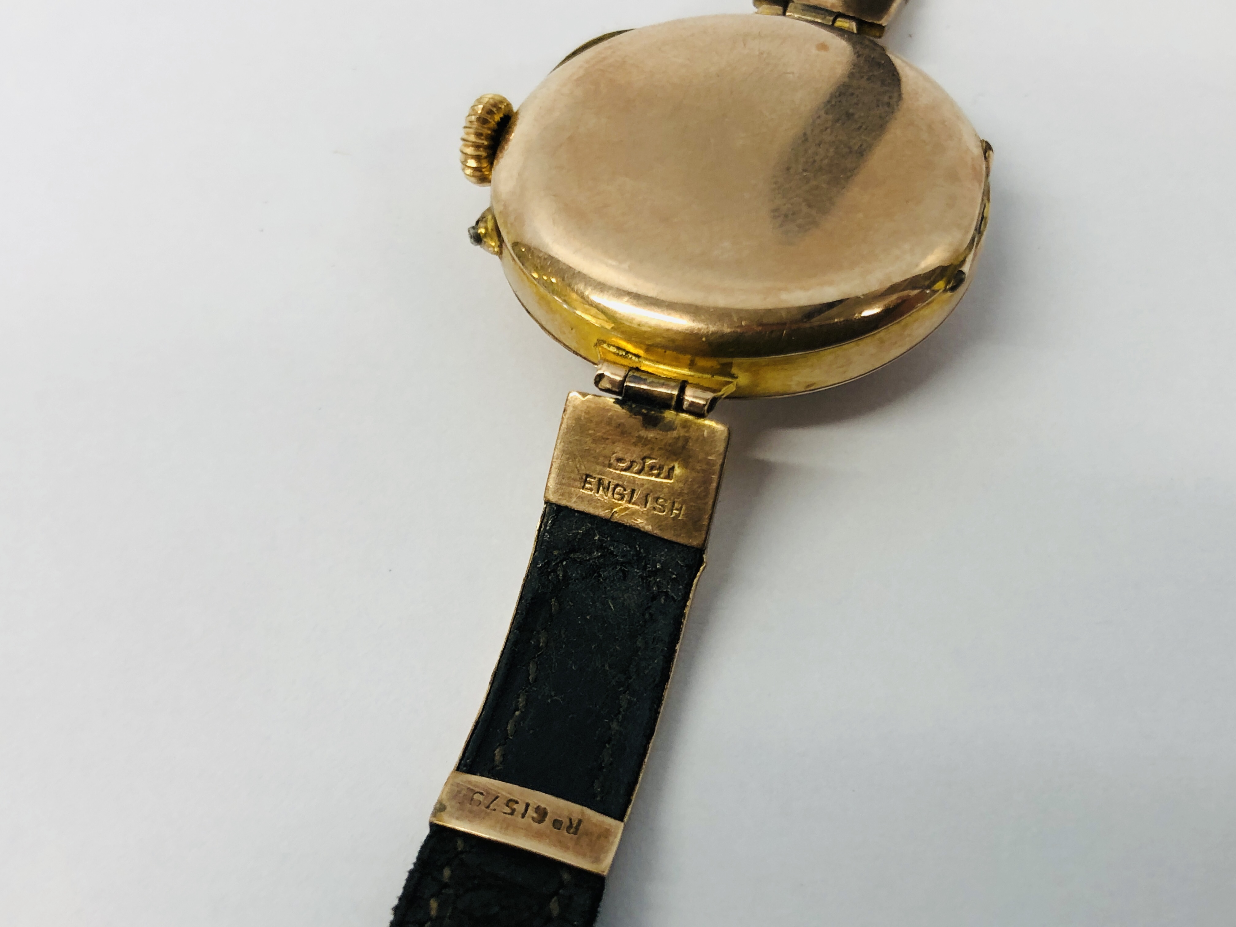 A VINTAGE 9CT GOLD CASED LADIES WRIST WATCH WITH SWISS MANUAL MOVEMENT ON LEATHER STRAP. - Image 9 of 11