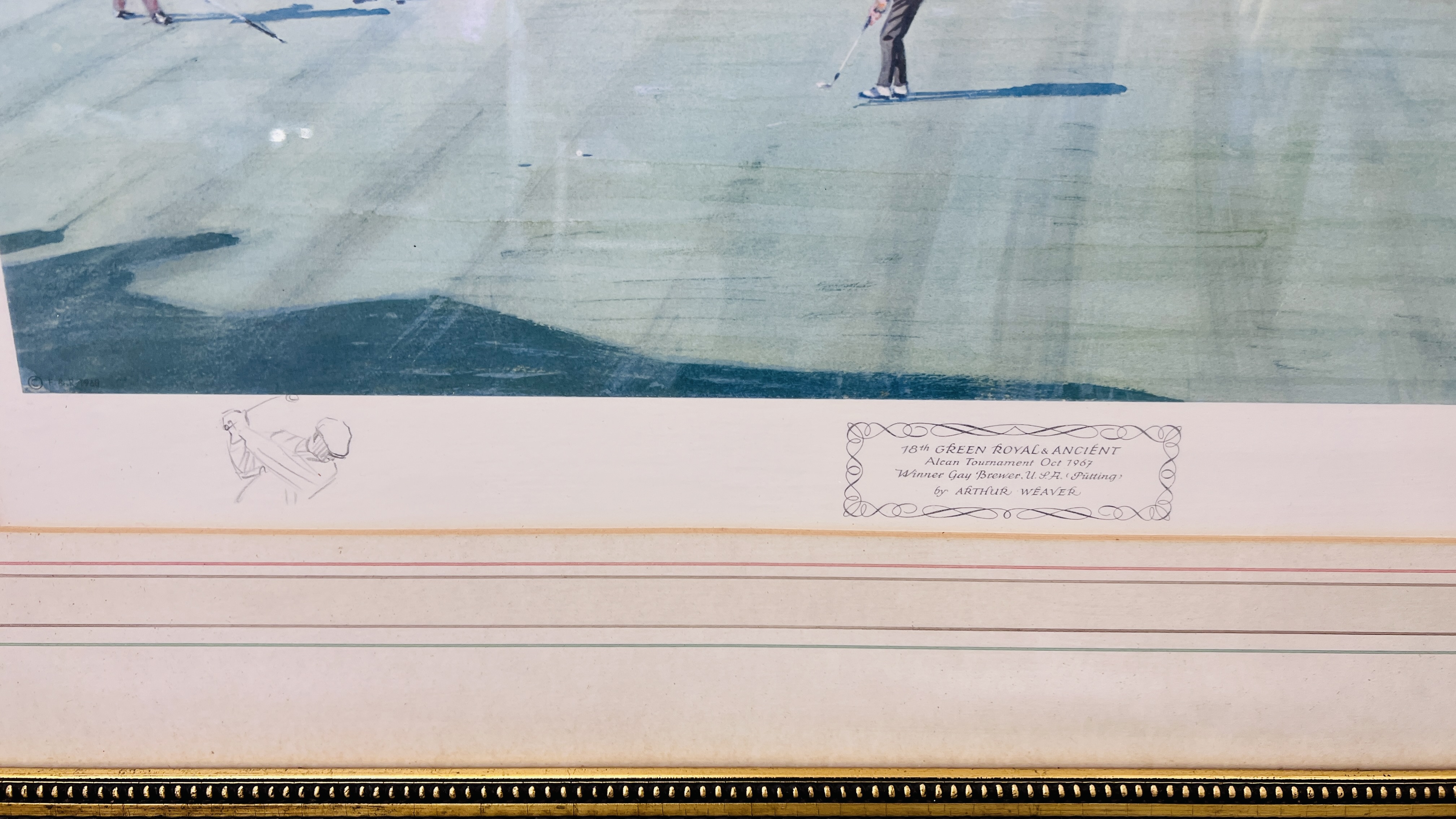 A GILT FRAMED AND MOUNTED ARTHUR WEAVER GOLFING PRINT "18th GREEN ROYAL & ANCIENT" 50CM X 62CM. - Image 4 of 5