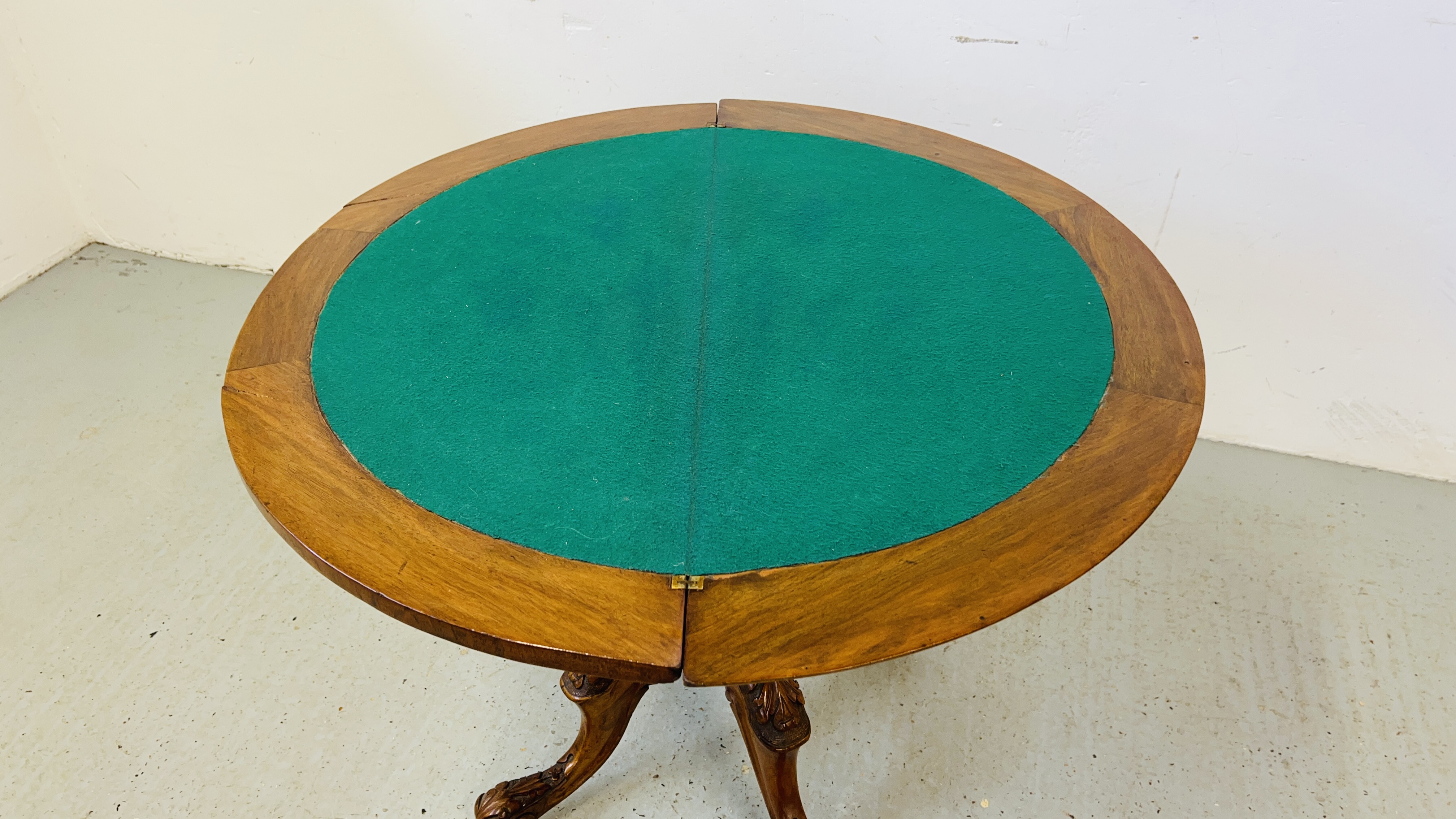 EDWARDIAN WALNUT SINGLE PEDESTAL CARD/GAMES TABLE WITH BAIZE INSERT INLAID DETAIL DIA. 92CM. - Image 8 of 10