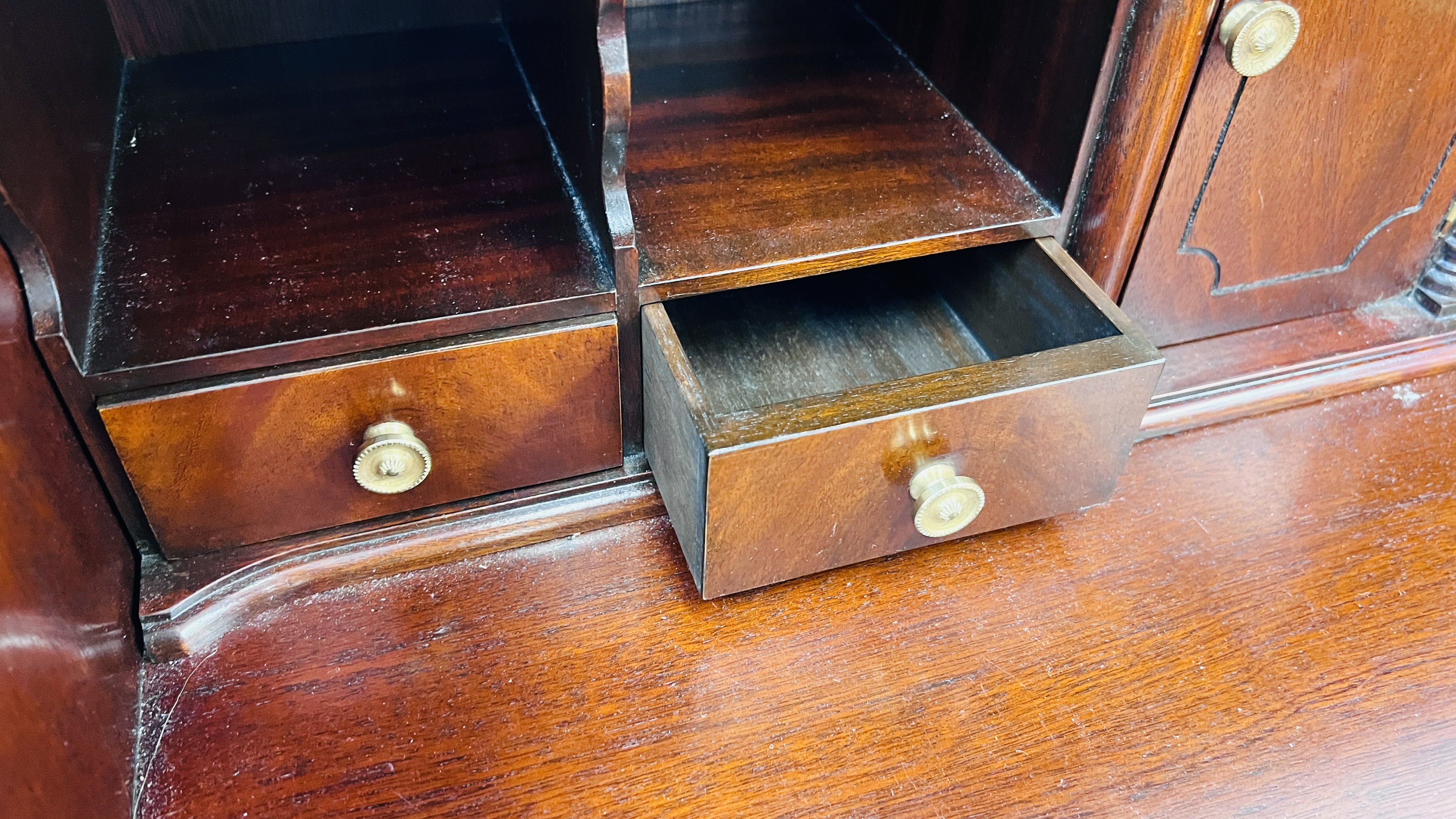 A QUALITY REPRODUCTION MAHOGANY FINISH FOUR DRAWER BUREAU WITH WELL FITTED INTERIOR W 75CM, D 42CM, - Image 9 of 9