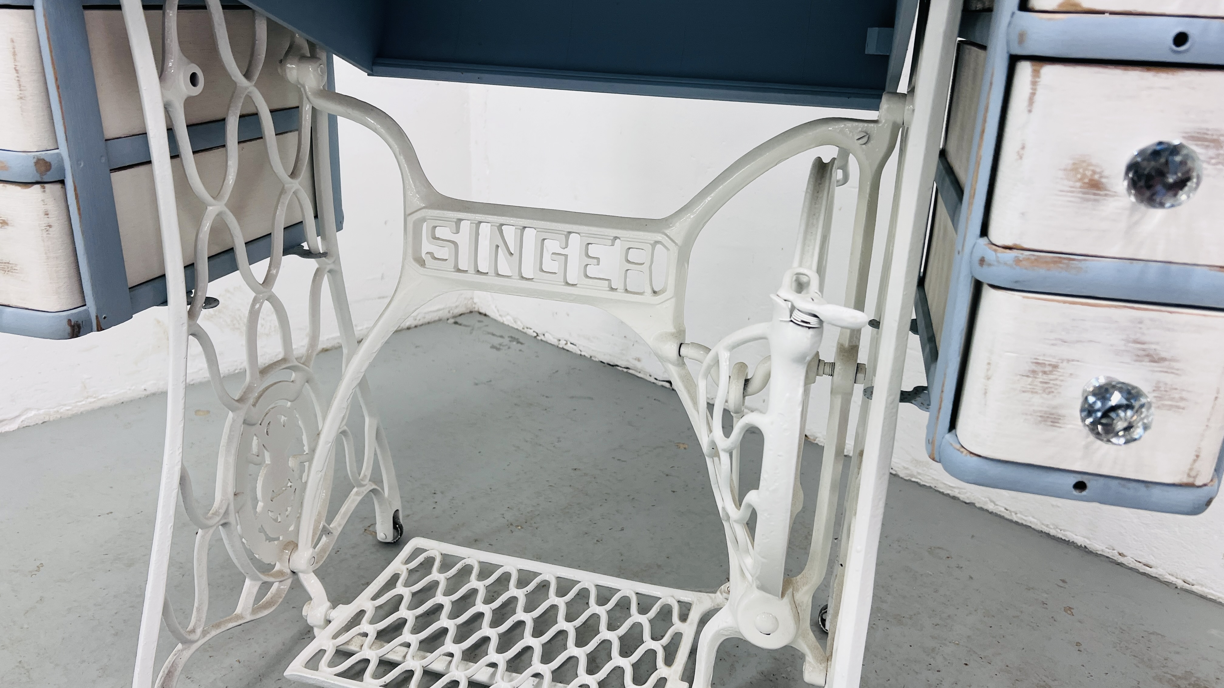VINTAGE SHABBY CHIC SINGER SEWING MACHINE TABLE CONVERTED INTO A DRESSING TABLE. - Image 3 of 7