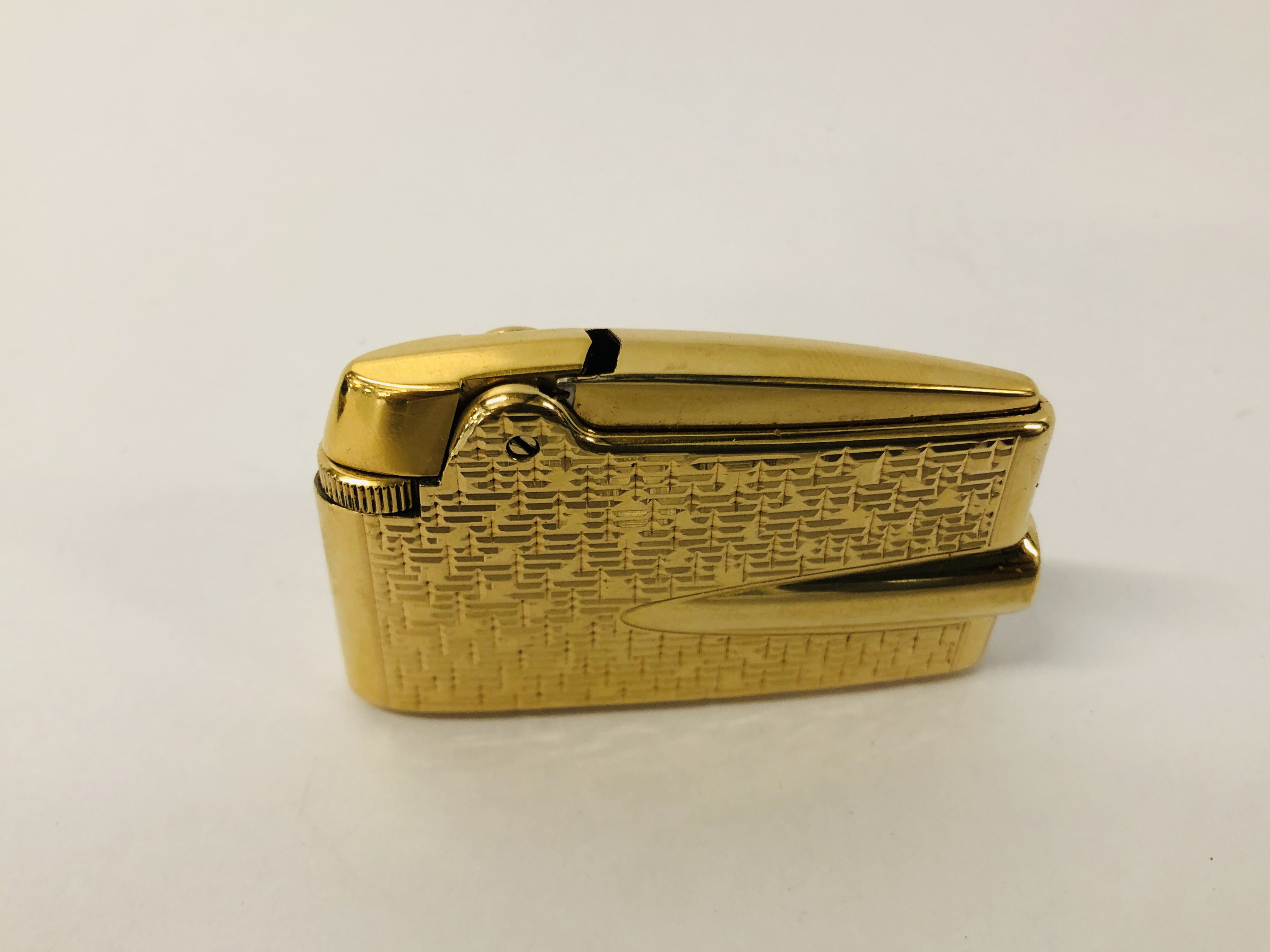 A RONSON ADONIS VARAFLAME GOLD FINISH POCKET CIGARETTE LIGHTER STAMPED "RPLD" AND "9.375". - Image 4 of 9