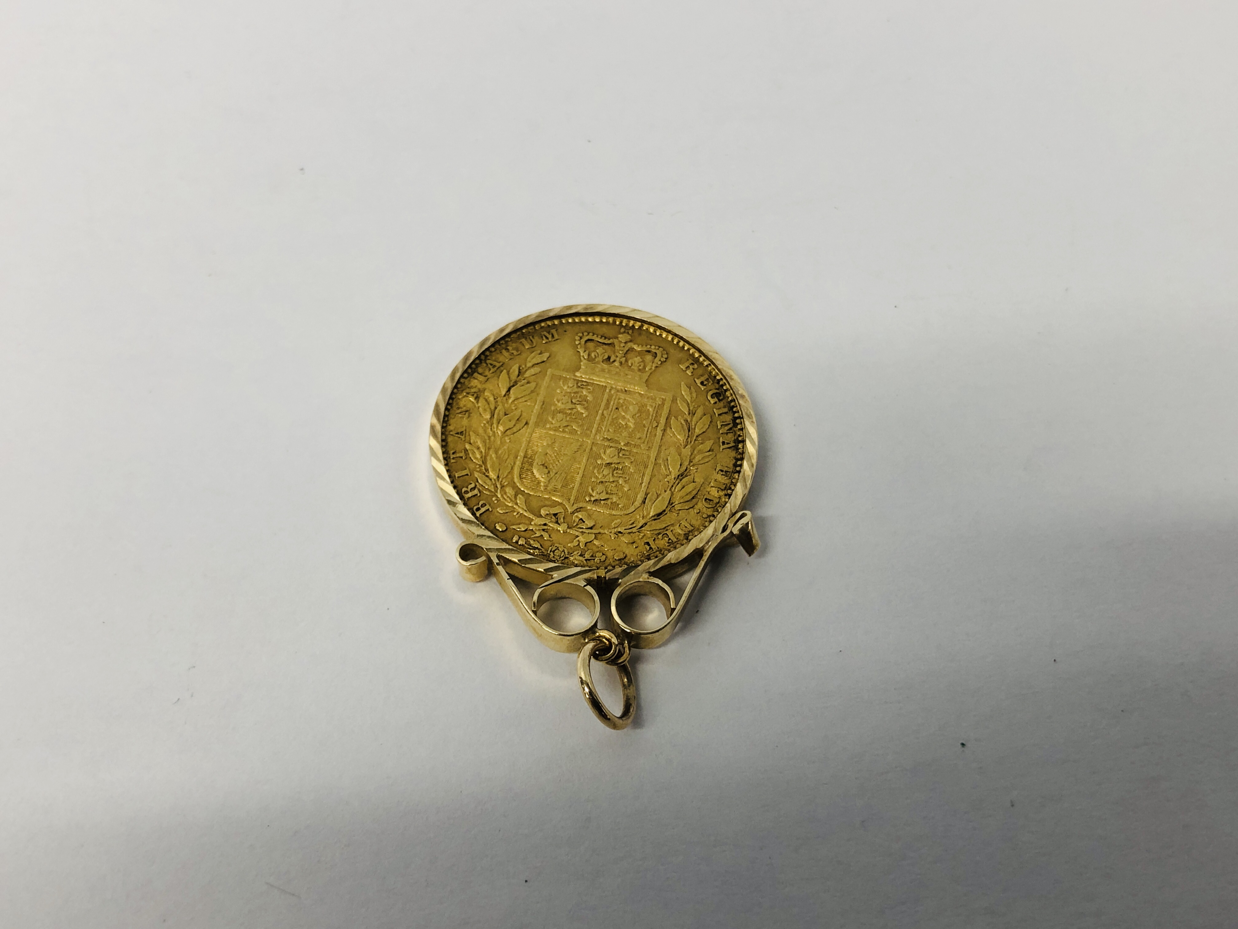 1855 GOLD SOVEREIGN - VICTORIA YOUNG HEAD, SHIELD BACK LONDON IN 9CT GOLD PENDANT MOUNT. - Image 2 of 5