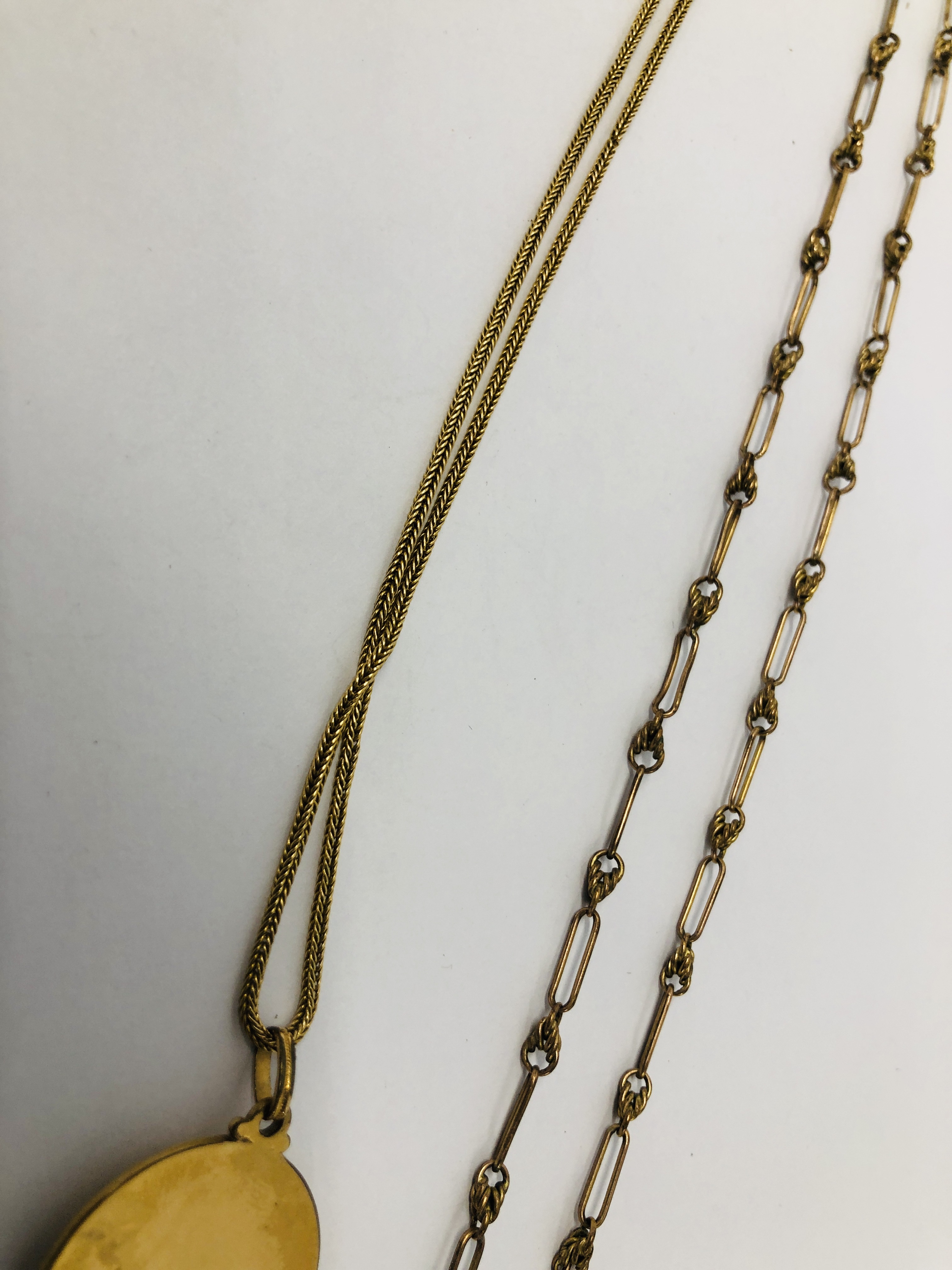 A GOLD PLATED BATON LINK NECKLACE (NO CLASP) AND A FINE LINK YELLOW METAL NECKLACE WITH MOTHER MARY - Image 5 of 12