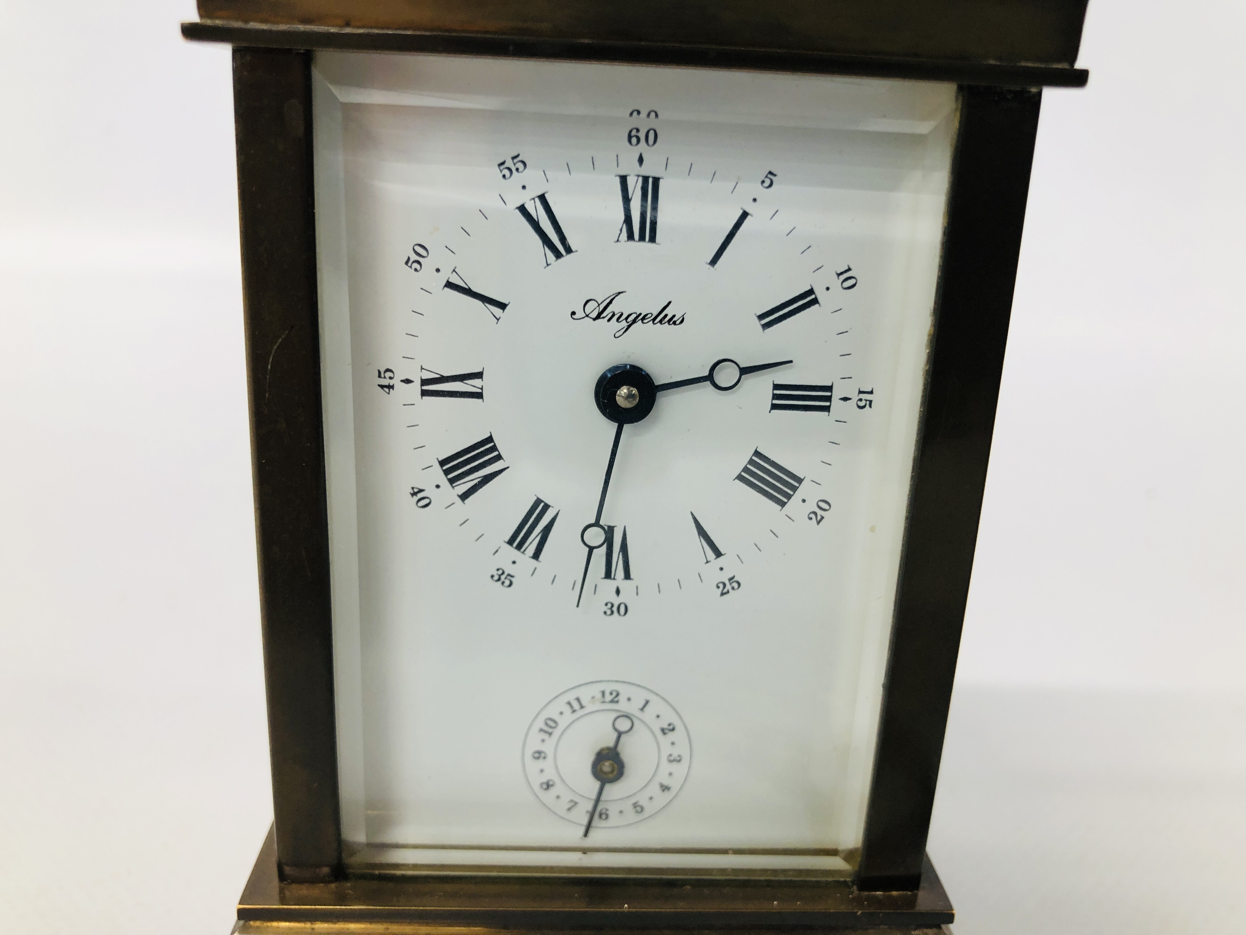 FRENCH BRASS CARRIDGE CLOCK AND KEY MARKED ANGELUS, H 11.5CM. - Image 2 of 6