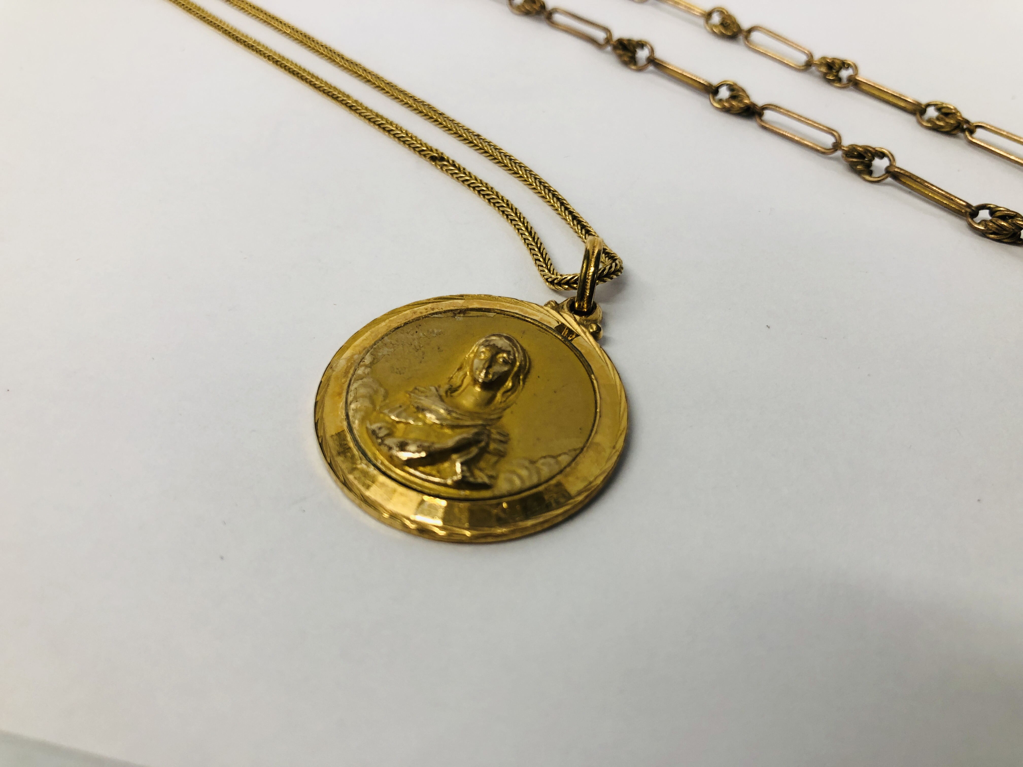 A GOLD PLATED BATON LINK NECKLACE (NO CLASP) AND A FINE LINK YELLOW METAL NECKLACE WITH MOTHER MARY - Image 3 of 12