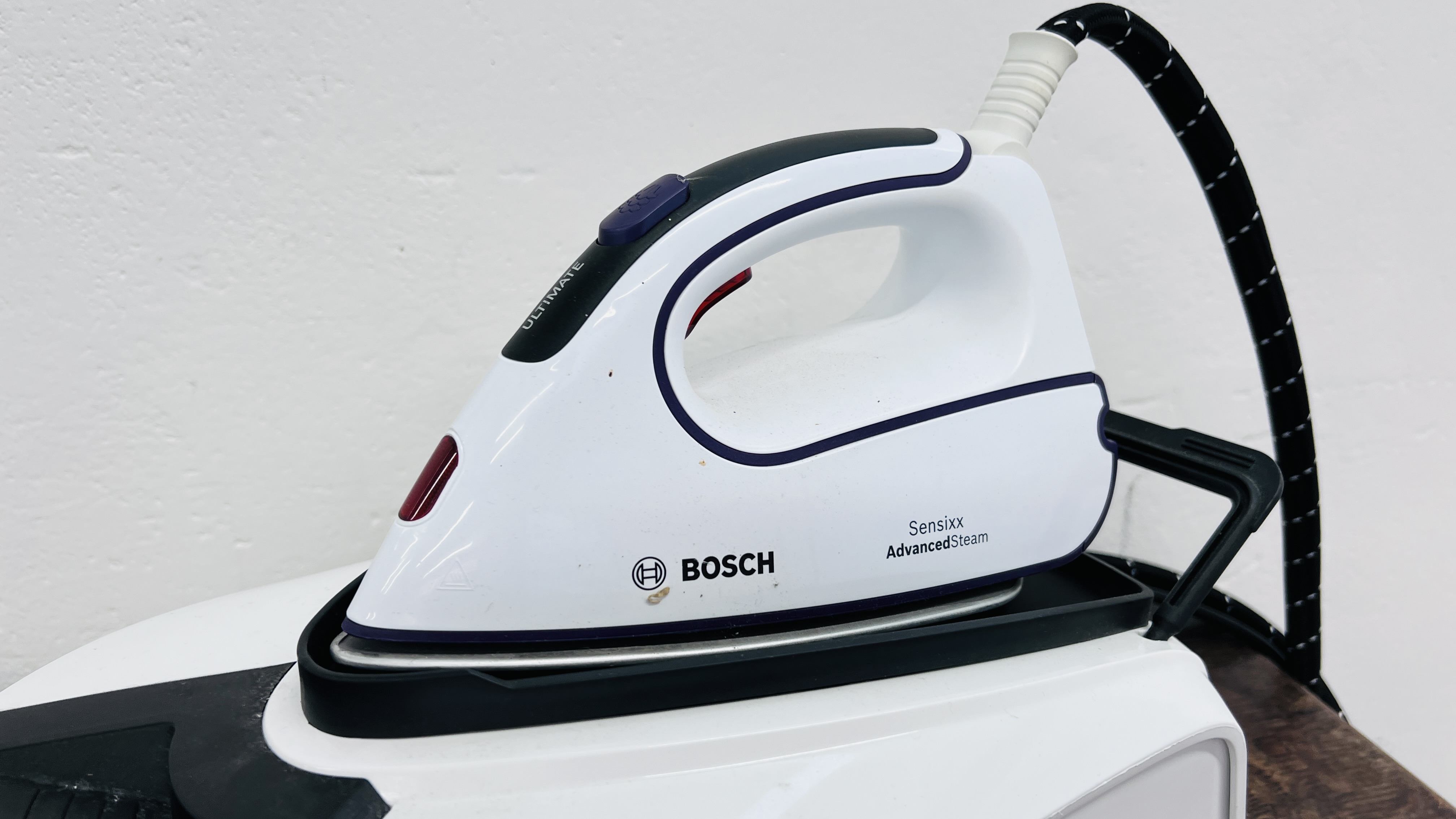 BOSCH SENSIXX B22L STEAM IRON WITH OPERATING INSTRUCTIONS - SOLD AS SEEN. - Image 2 of 6
