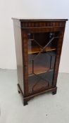 A SMALL REPRODUCTION MAHOGANY FINISH ASTRAGAL GLAZED BOOKCASE W 51CM, D 31CM, H 105CM.