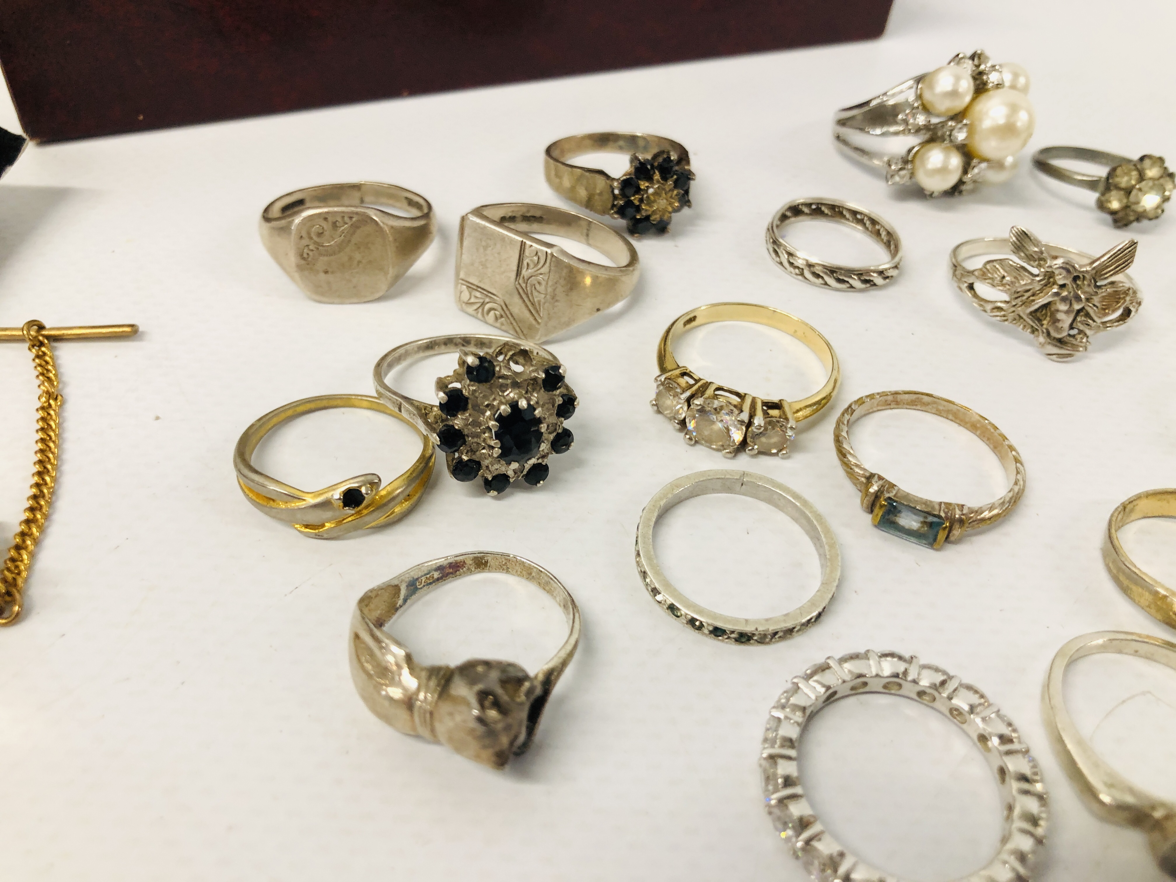 BOX OF APPROXIMATELY 28 GOOD QUALITY STONE SET DRESS RINGS TO INCLUDE SILVER ALONG WITH VARIOUS - Image 3 of 9