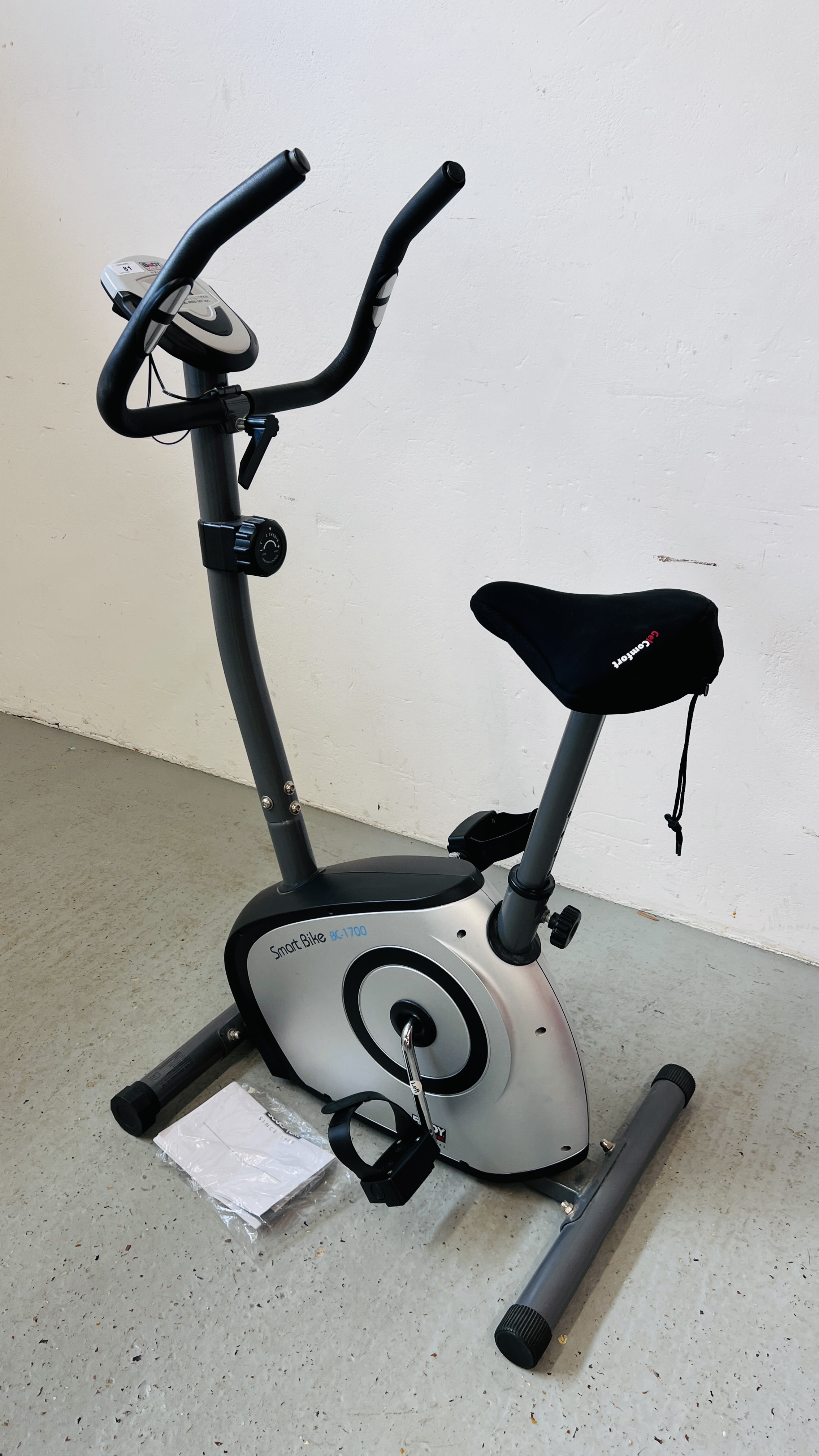 A BODY SCULPTURE SMART EXERCISE BIKE BC-1700 WITH VARIOUS EXERCISE TENSIONS AND DIGITAL DISPLAY -