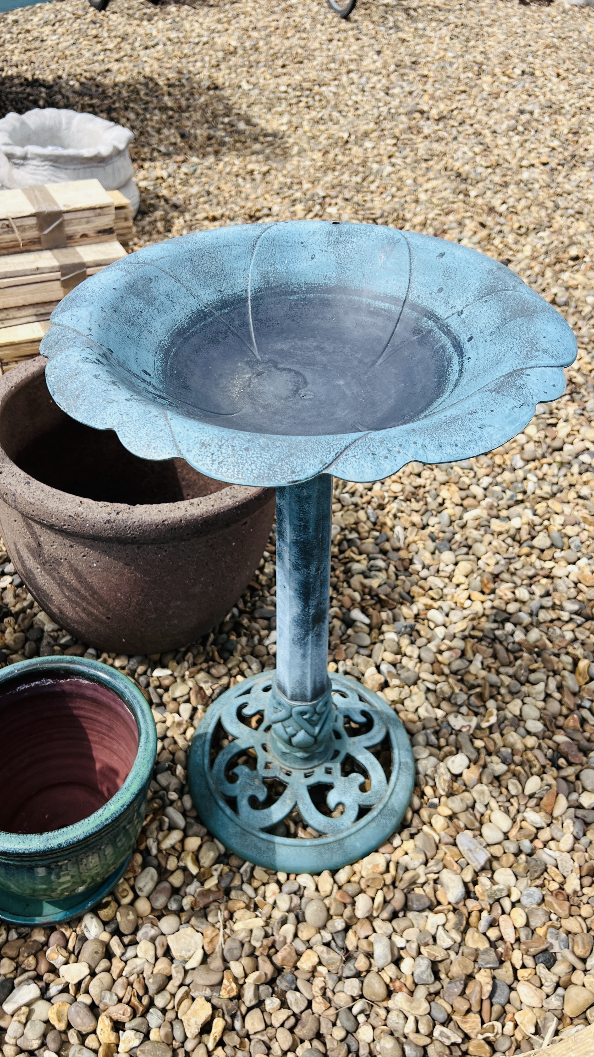 A COLLECTION OF APPROXIMATELY EIGHT GARDEN PLANTERS TO INCLUDE GLAZED AND PLASTIC BIRD BATH, - Image 6 of 6