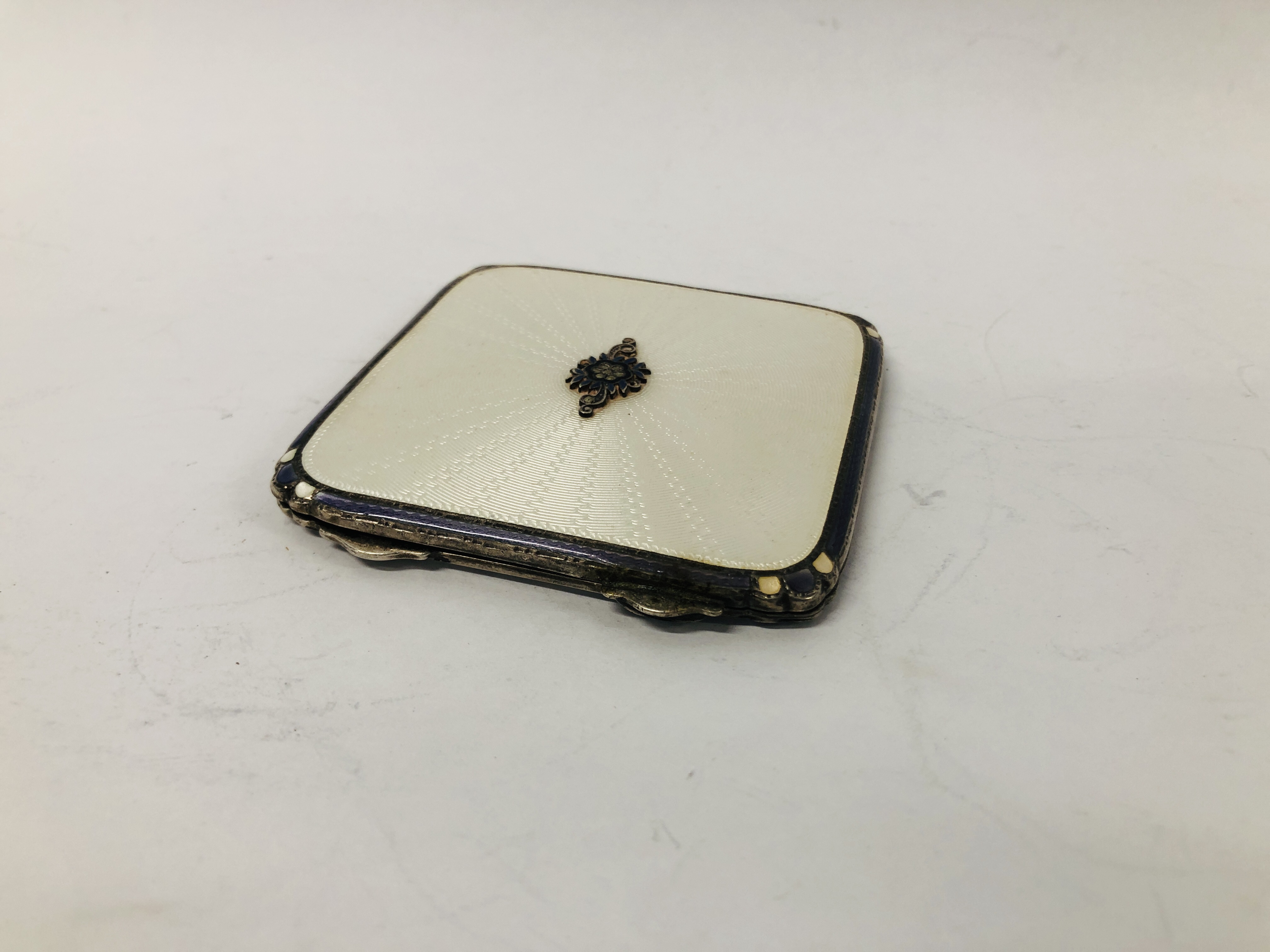 A SILVER AND WHITE ENAMEL COMPACT, BIRMINGHAM ASSAY, ALONG WITH A SILVER CIGARETTE CASE, - Image 8 of 14