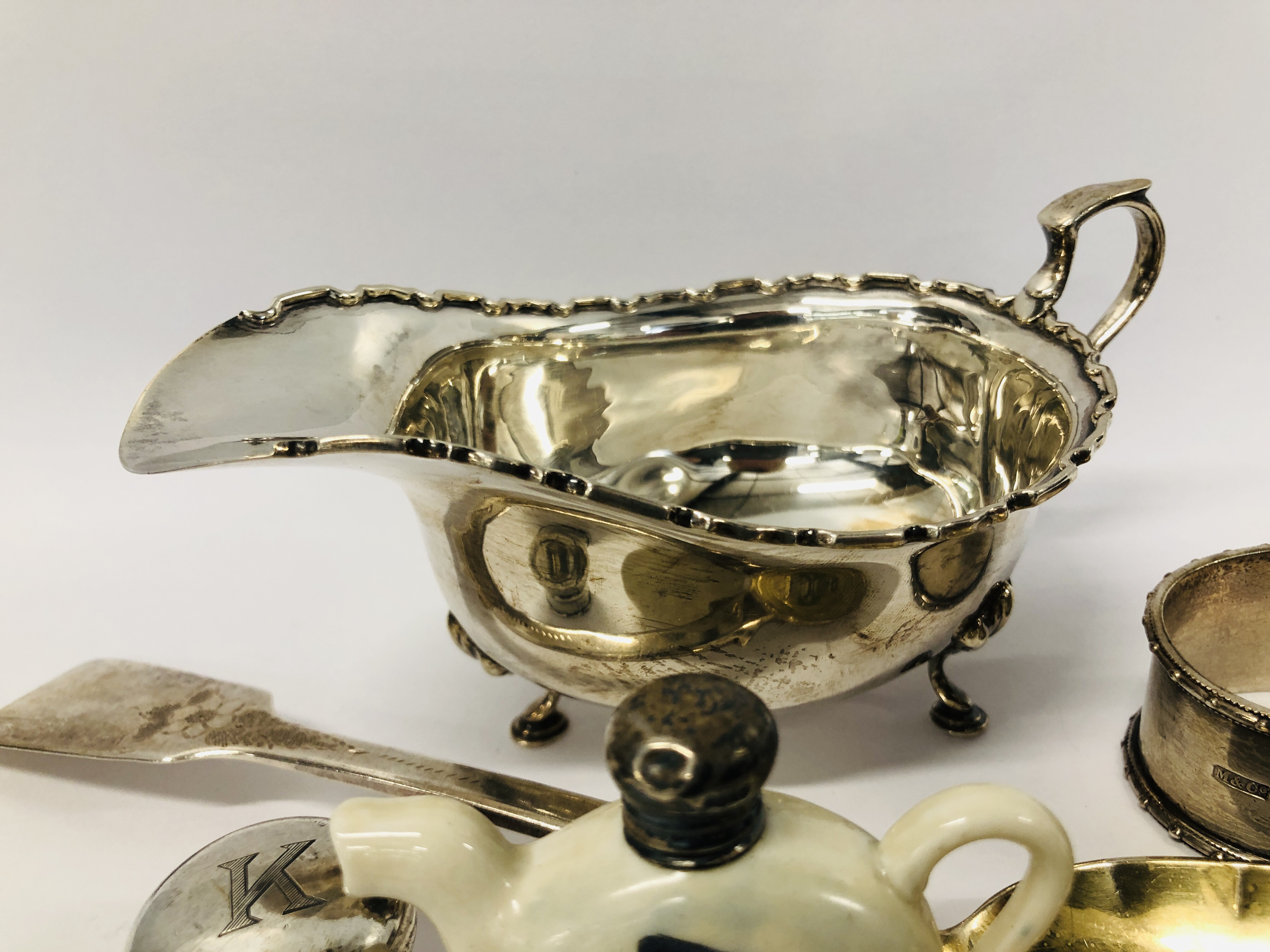 COLLECTION OF SILVER TO INCLUDE SILVER SAUCE BOAT, BIRMINGHAM ASSAY, SILVER SERVIETTE RING AND TOP, - Image 7 of 14