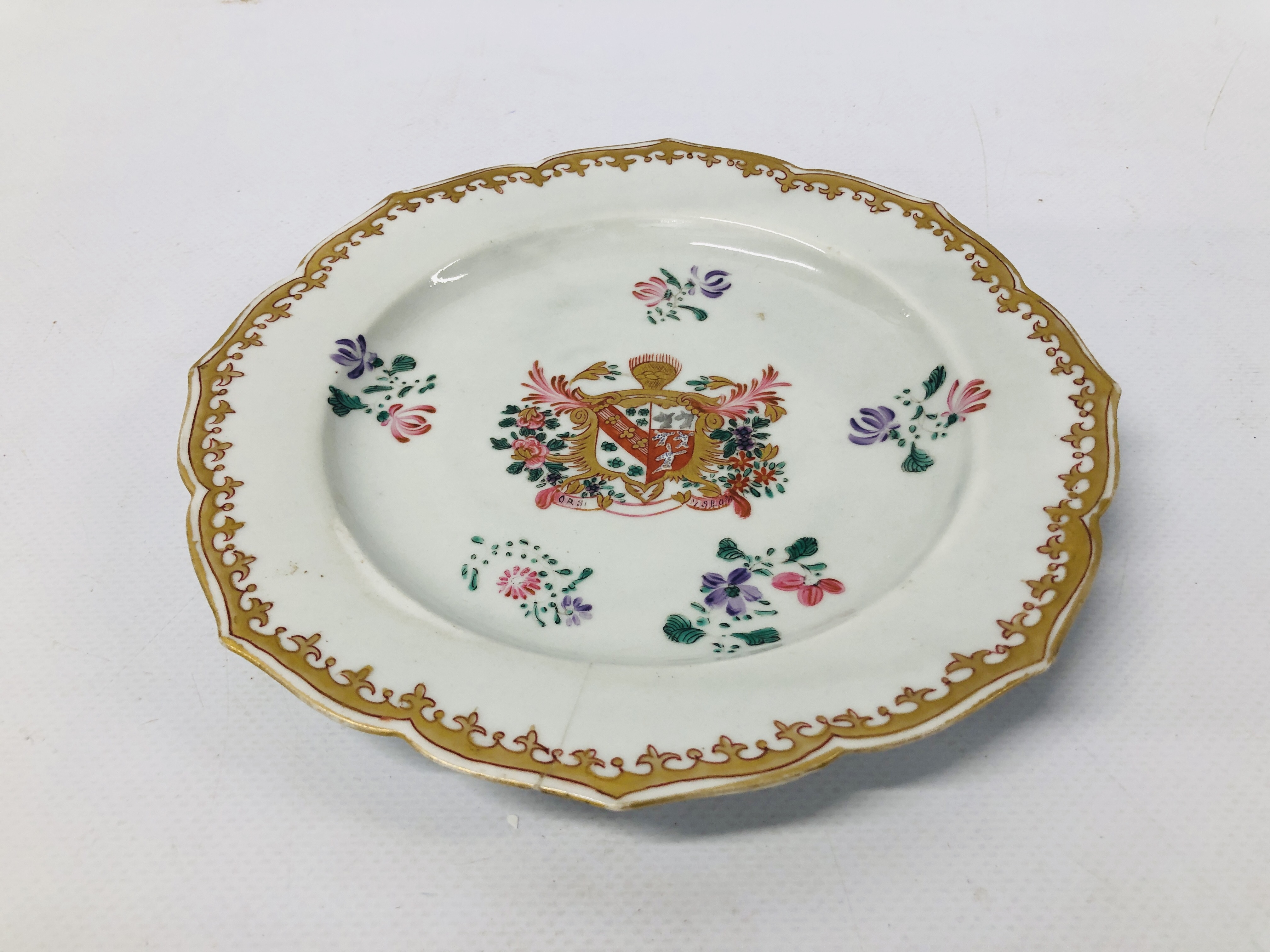 A CHINESE ARMORIAL PLATE DIA. 18.5CM.