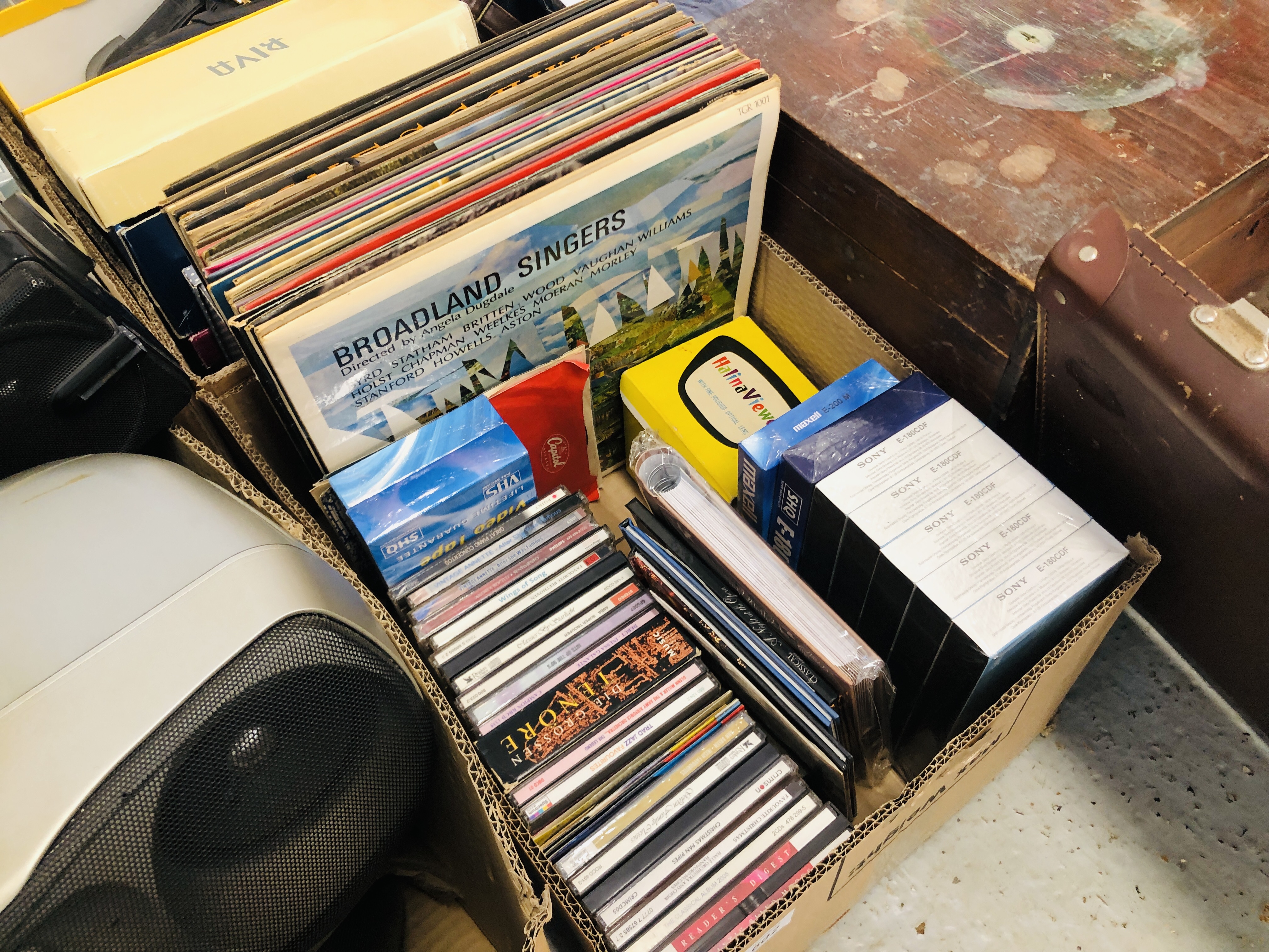 14 BOXES OF MIXED HOUSEHOLD SUNDRIES TO INCLUDE SHARP BOOM BOX AUDIO EQUIPMENT, RECORDS, - Image 3 of 22