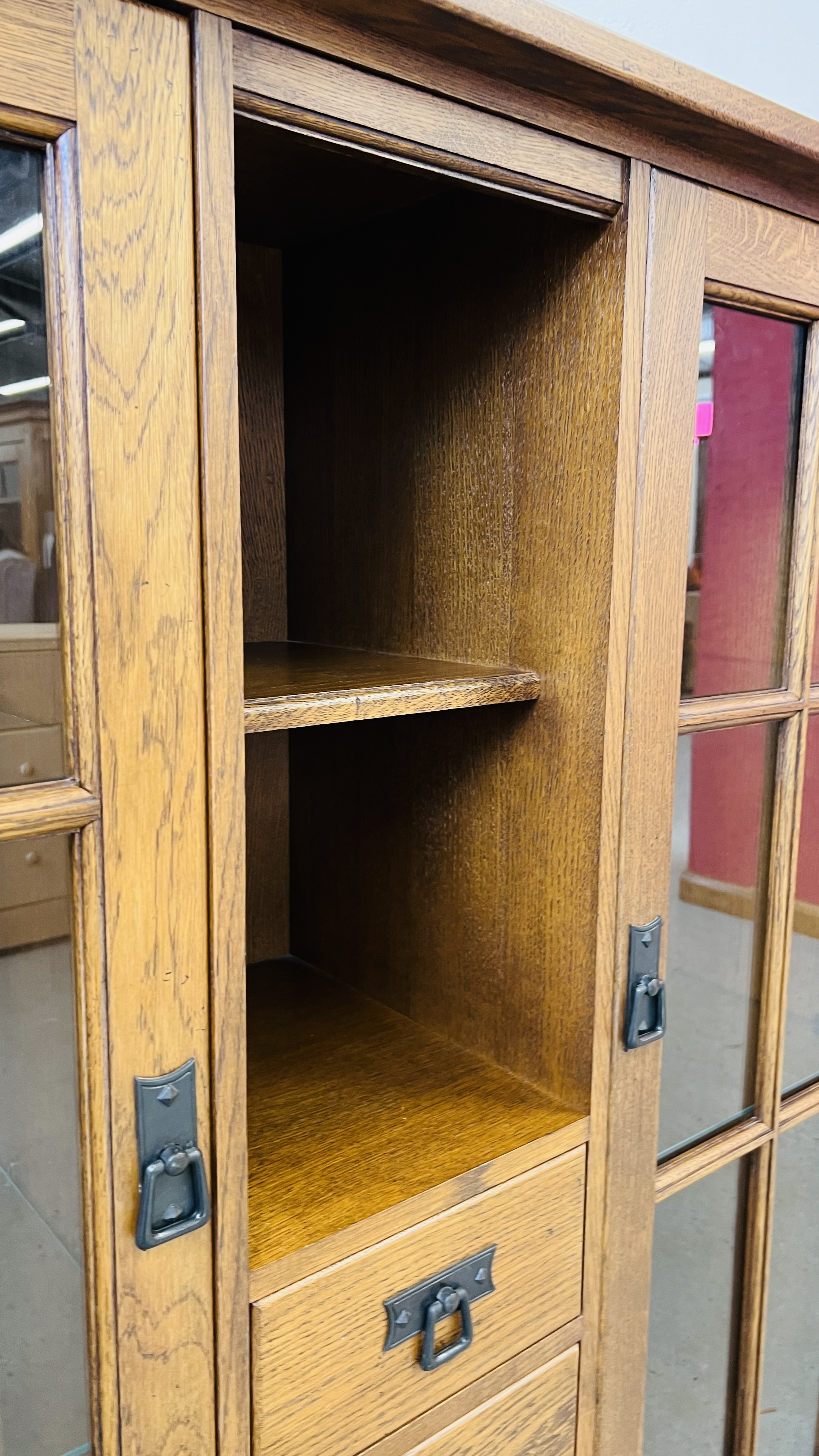 A GOOD QUALITY COMBINATION OAK DISPLAY CABINET WITH CENTRAL DRAWERS AND SHELVES WIDTH 130CM. - Image 6 of 13