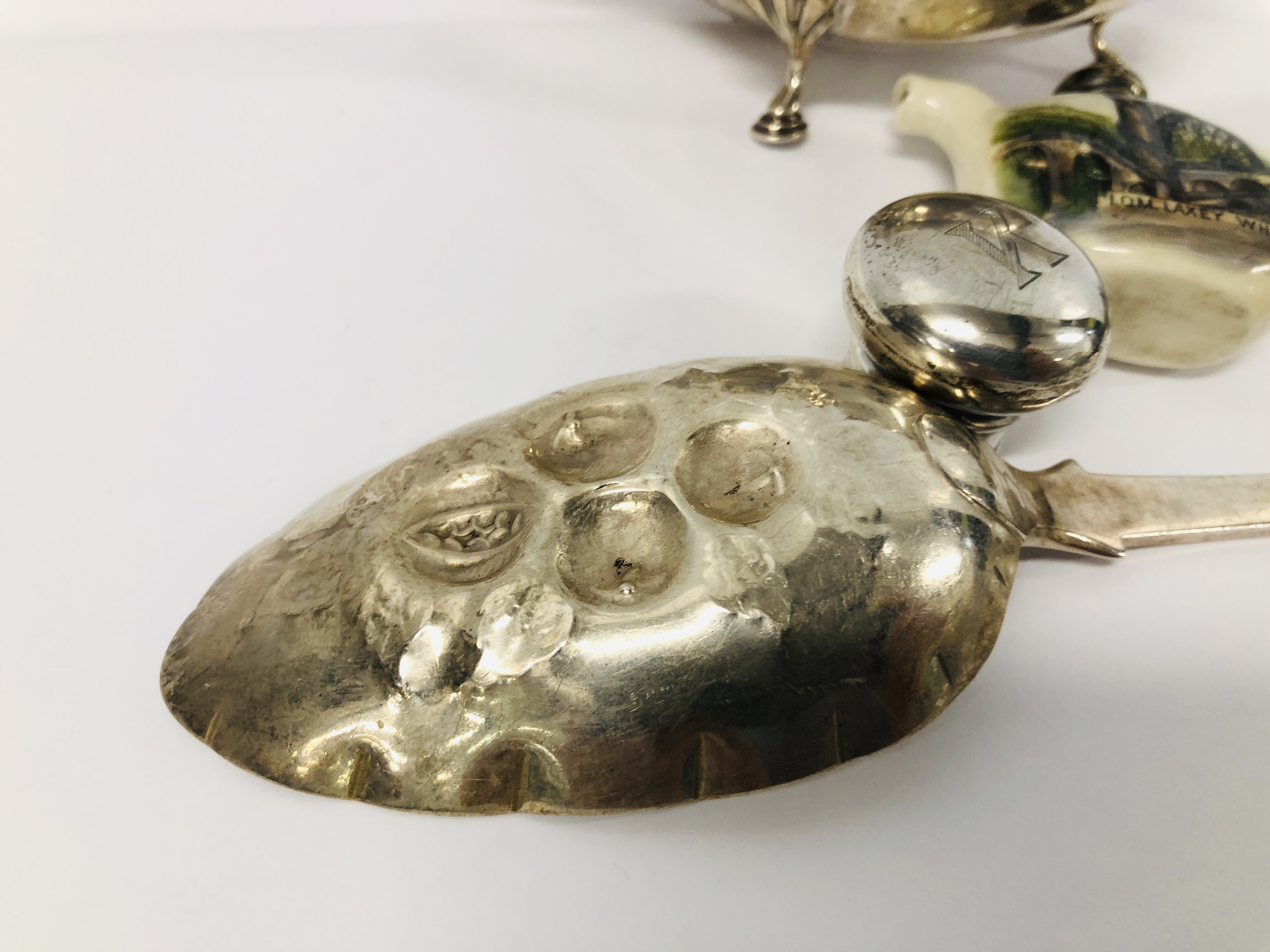 COLLECTION OF SILVER TO INCLUDE SILVER SAUCE BOAT, BIRMINGHAM ASSAY, SILVER SERVIETTE RING AND TOP, - Image 11 of 14