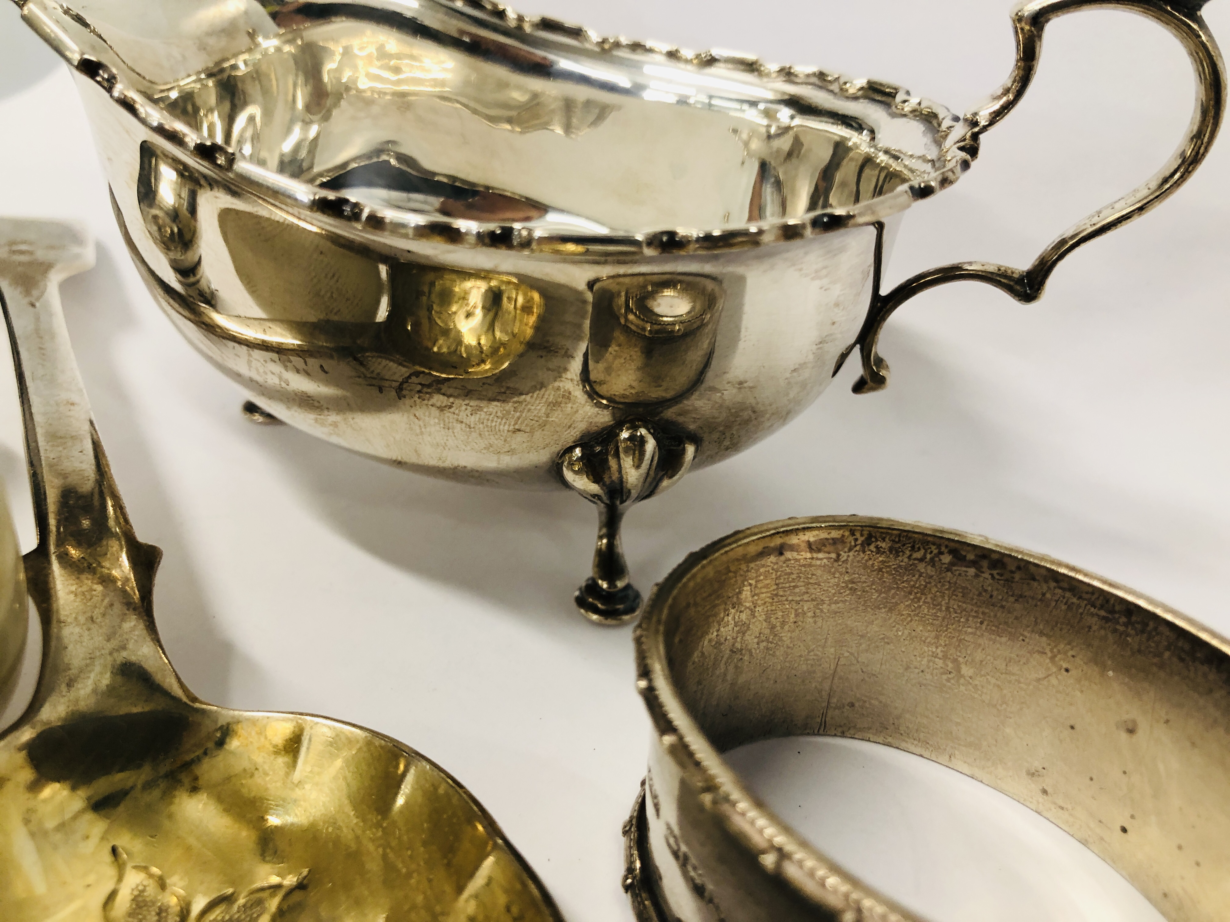 COLLECTION OF SILVER TO INCLUDE SILVER SAUCE BOAT, BIRMINGHAM ASSAY, SILVER SERVIETTE RING AND TOP, - Image 8 of 14