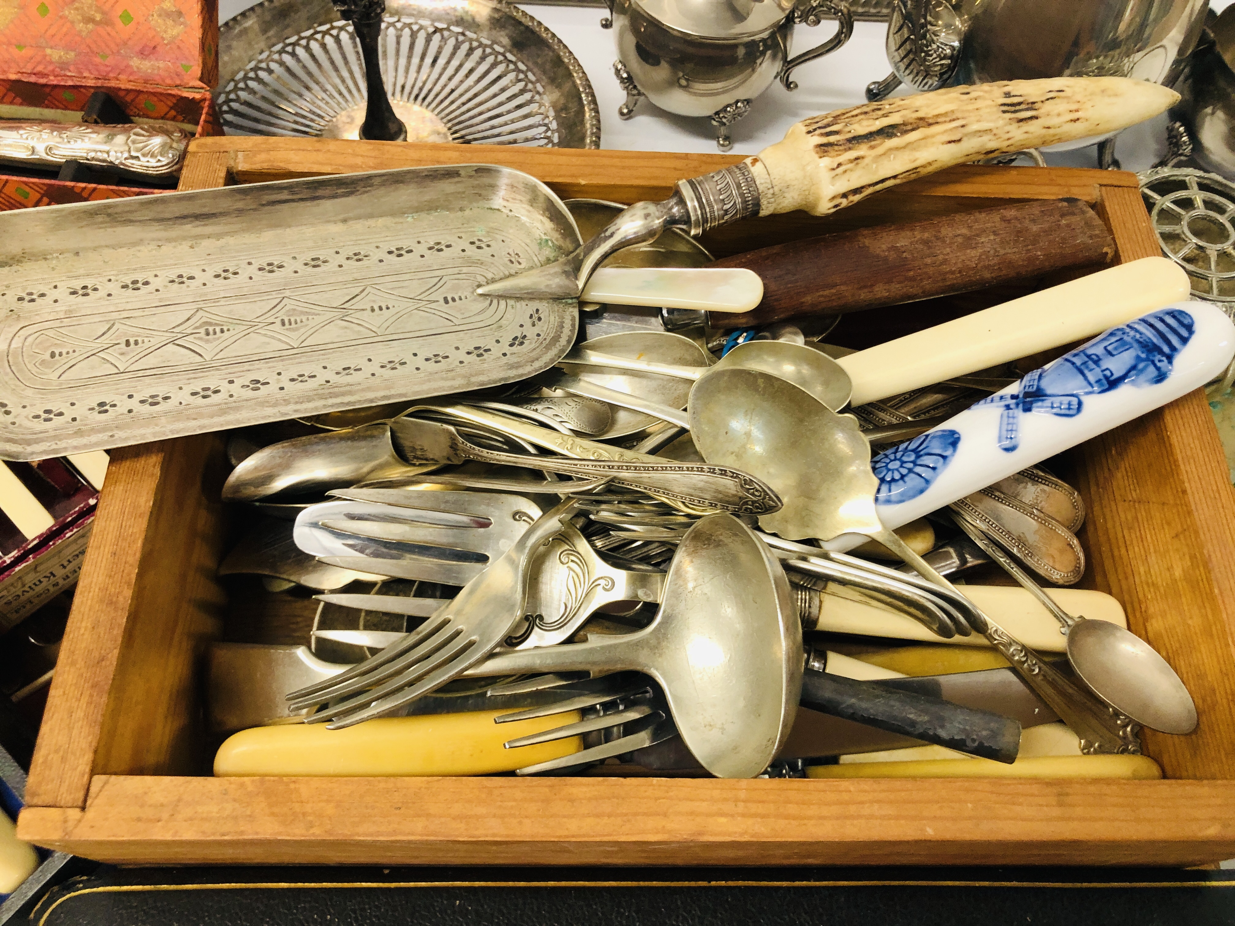 A COLLECTION OF VARIOUS METAL WARE TO INCLUDE COFFEE POTS, TRAYS, STAINLESS CUTLERY, FISH KNIVES, - Image 4 of 10