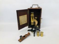 A VICTORIAN HENRY CROUCH LONDON MICROSCOPE WITH VARIOUS EYE PIECES (TOTAL 5) IN MAHOGANY CASE