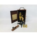 A VICTORIAN HENRY CROUCH LONDON MICROSCOPE WITH VARIOUS EYE PIECES (TOTAL 5) IN MAHOGANY CASE