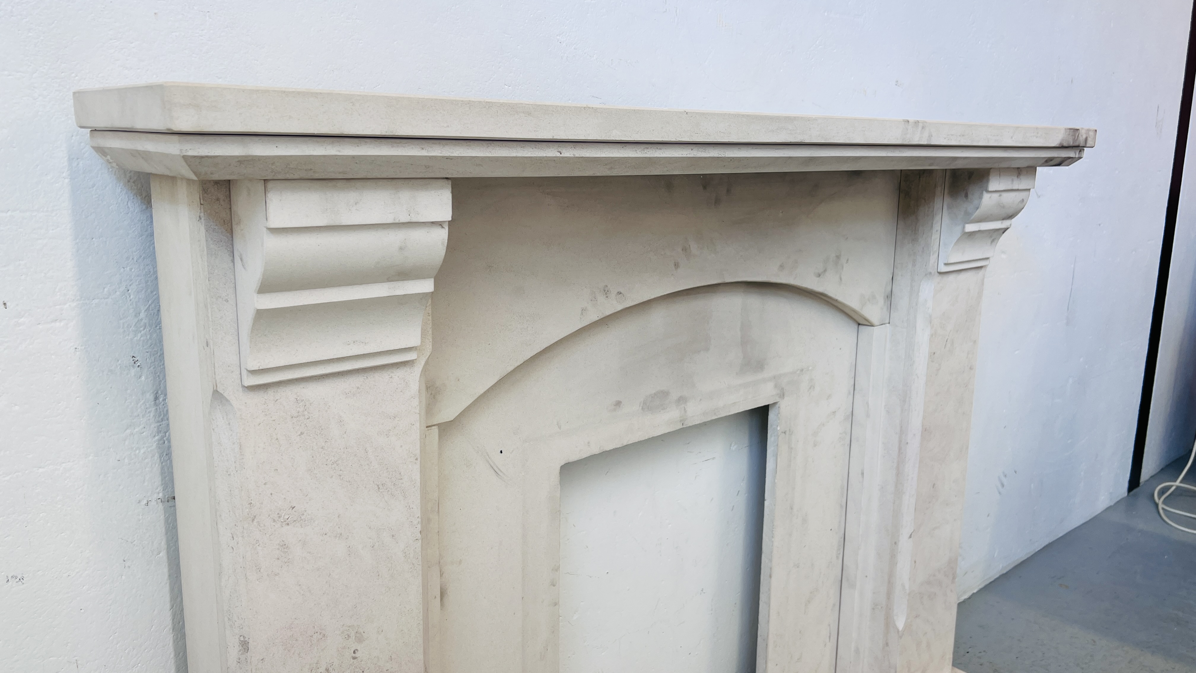 A MODERN STONE FIRE SURROUND COMPLETE WITH HEARTH, HEARTH WIDTH 137CM, DEPTH 39CM. - Image 5 of 12