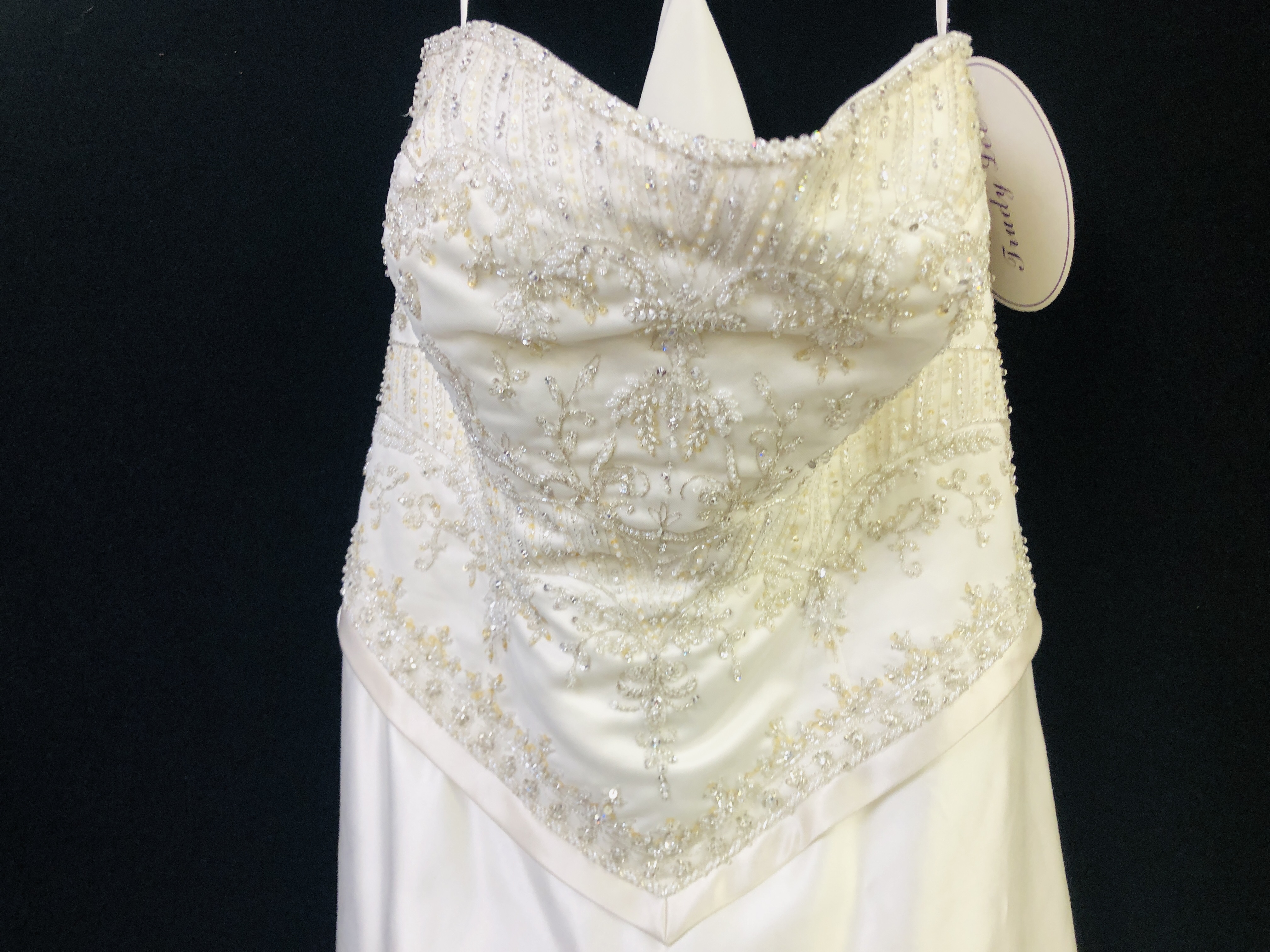 DESIGNER WEDDING DRESS MARKED "TRUDY LEE" SIZE 26. - Image 2 of 9