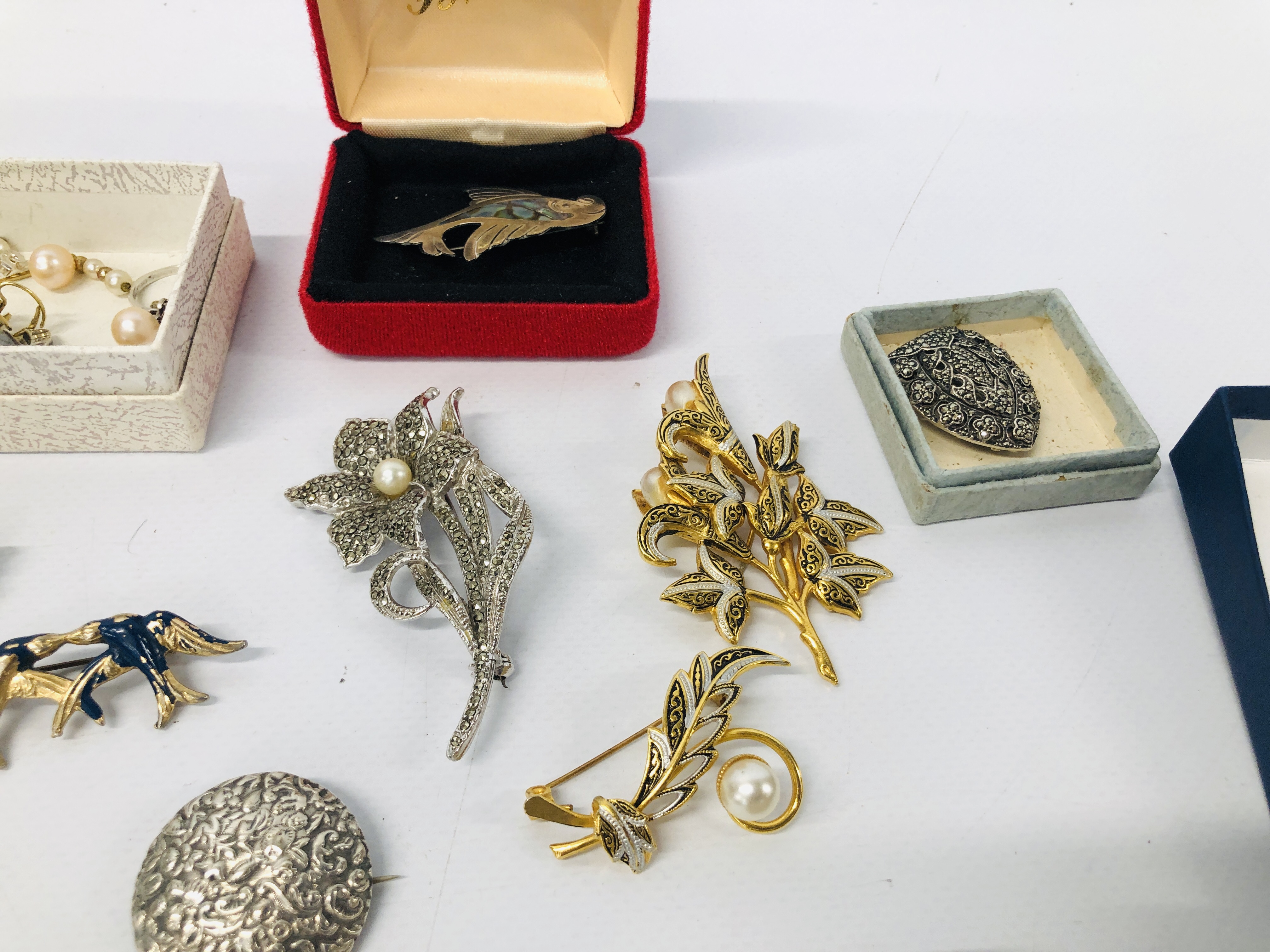 A BOX OF MIXED SILVER AND COSTUME JEWELLERY TO INCLUDE BRACELETS, BROOCHES, EARRINGS ETC. - Image 4 of 7