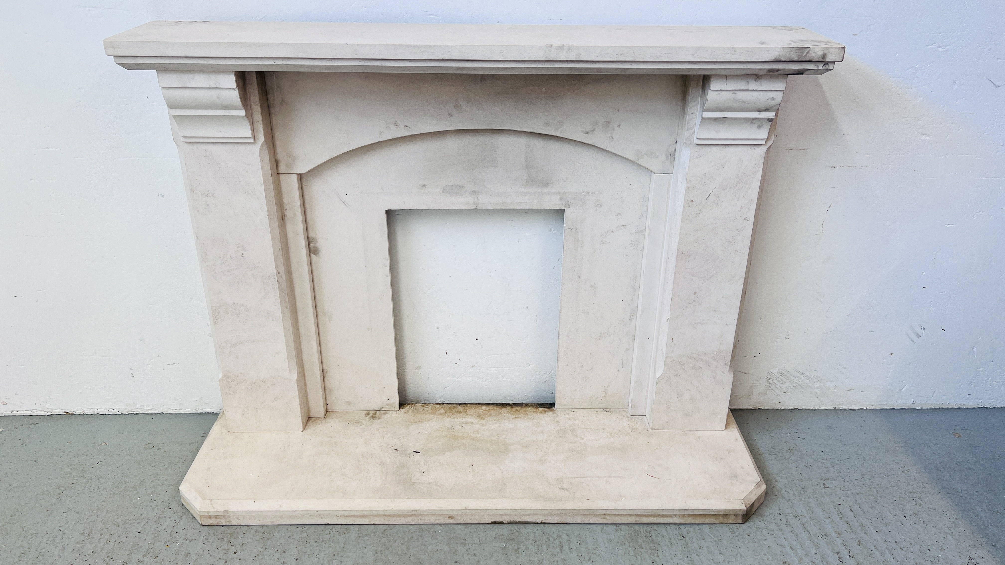 A MODERN STONE FIRE SURROUND COMPLETE WITH HEARTH, HEARTH WIDTH 137CM, DEPTH 39CM. - Image 2 of 12