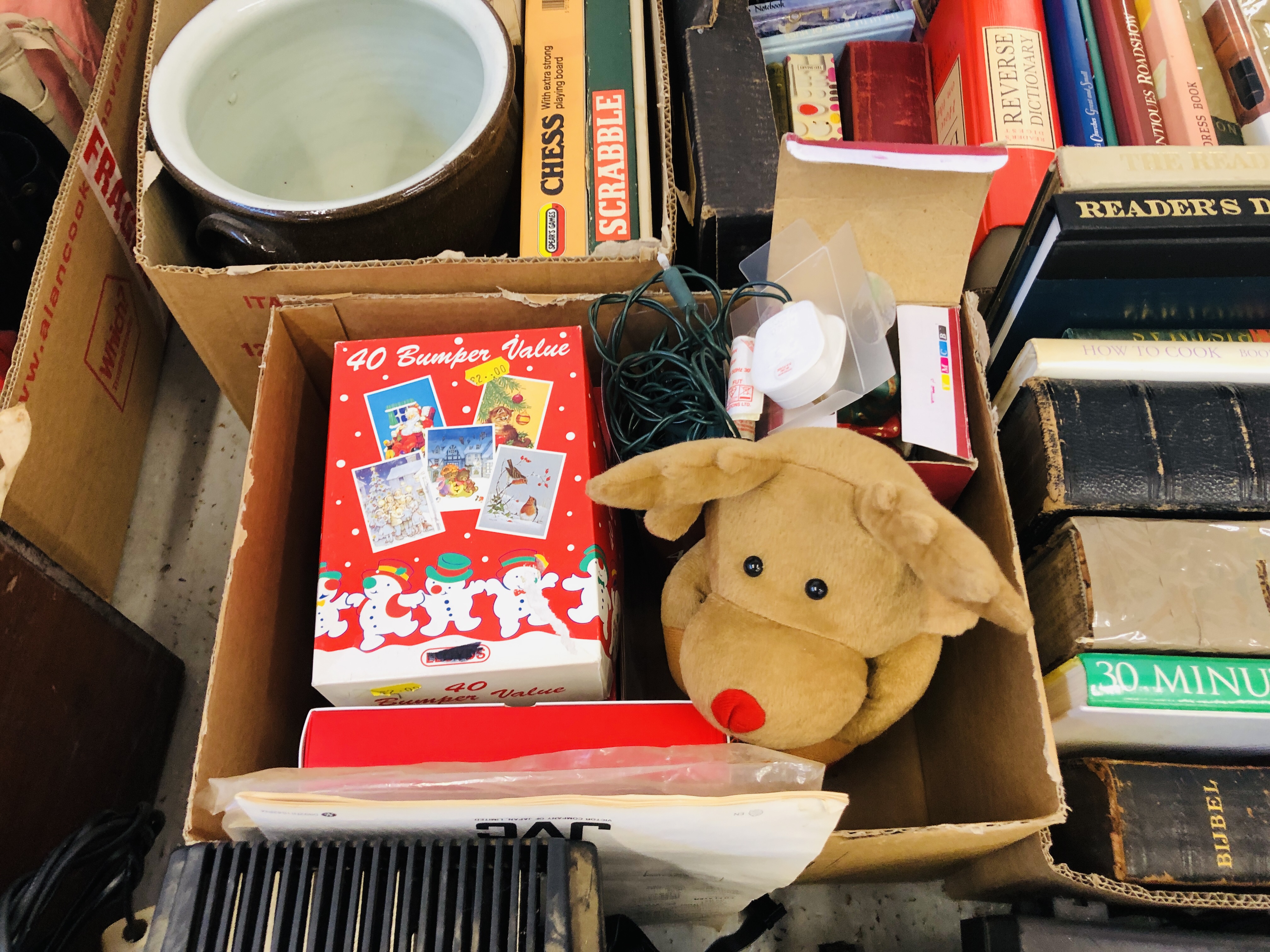 14 BOXES OF MIXED HOUSEHOLD SUNDRIES TO INCLUDE SHARP BOOM BOX AUDIO EQUIPMENT, RECORDS, - Image 11 of 22