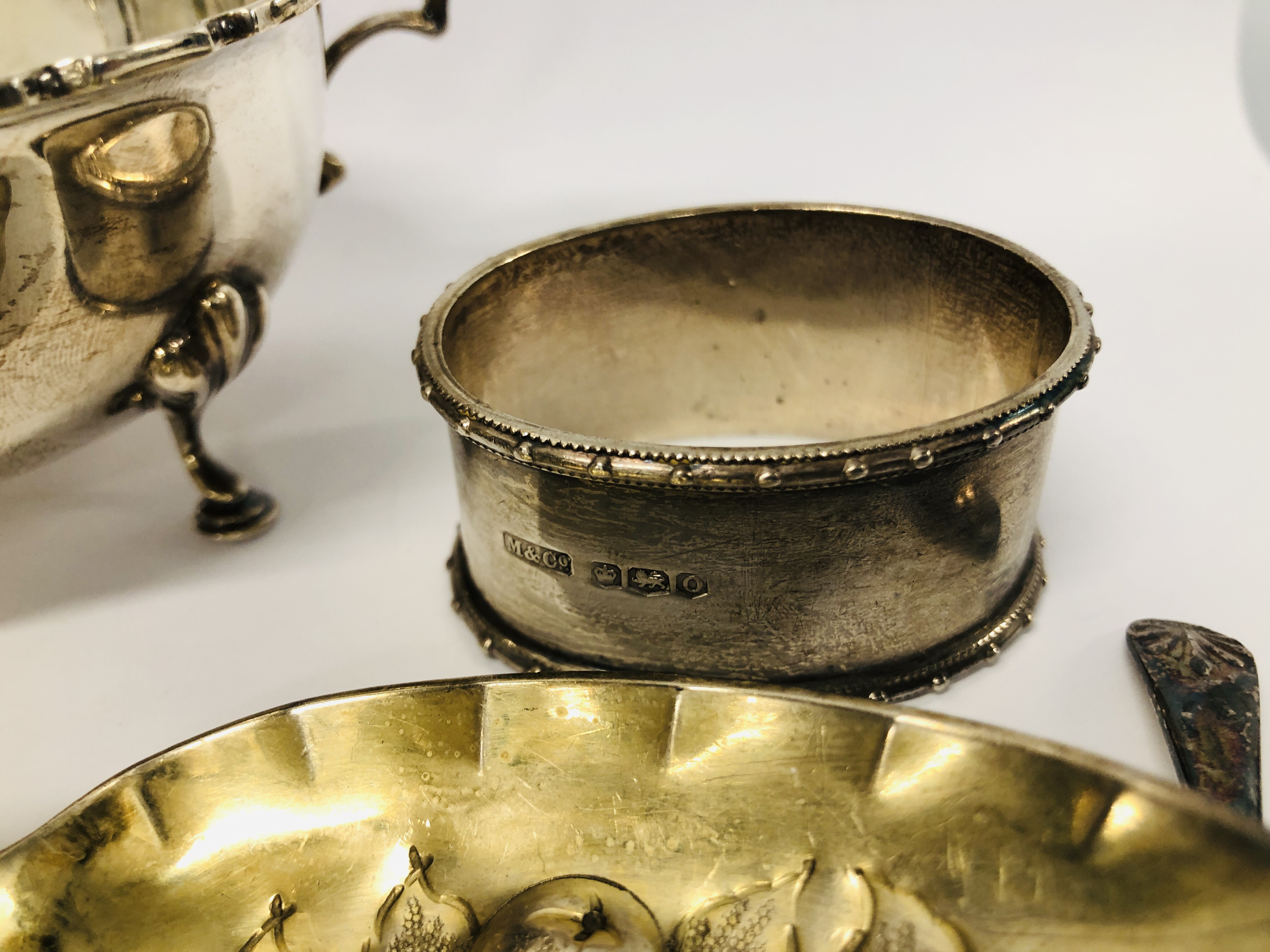 COLLECTION OF SILVER TO INCLUDE SILVER SAUCE BOAT, BIRMINGHAM ASSAY, SILVER SERVIETTE RING AND TOP, - Image 4 of 14