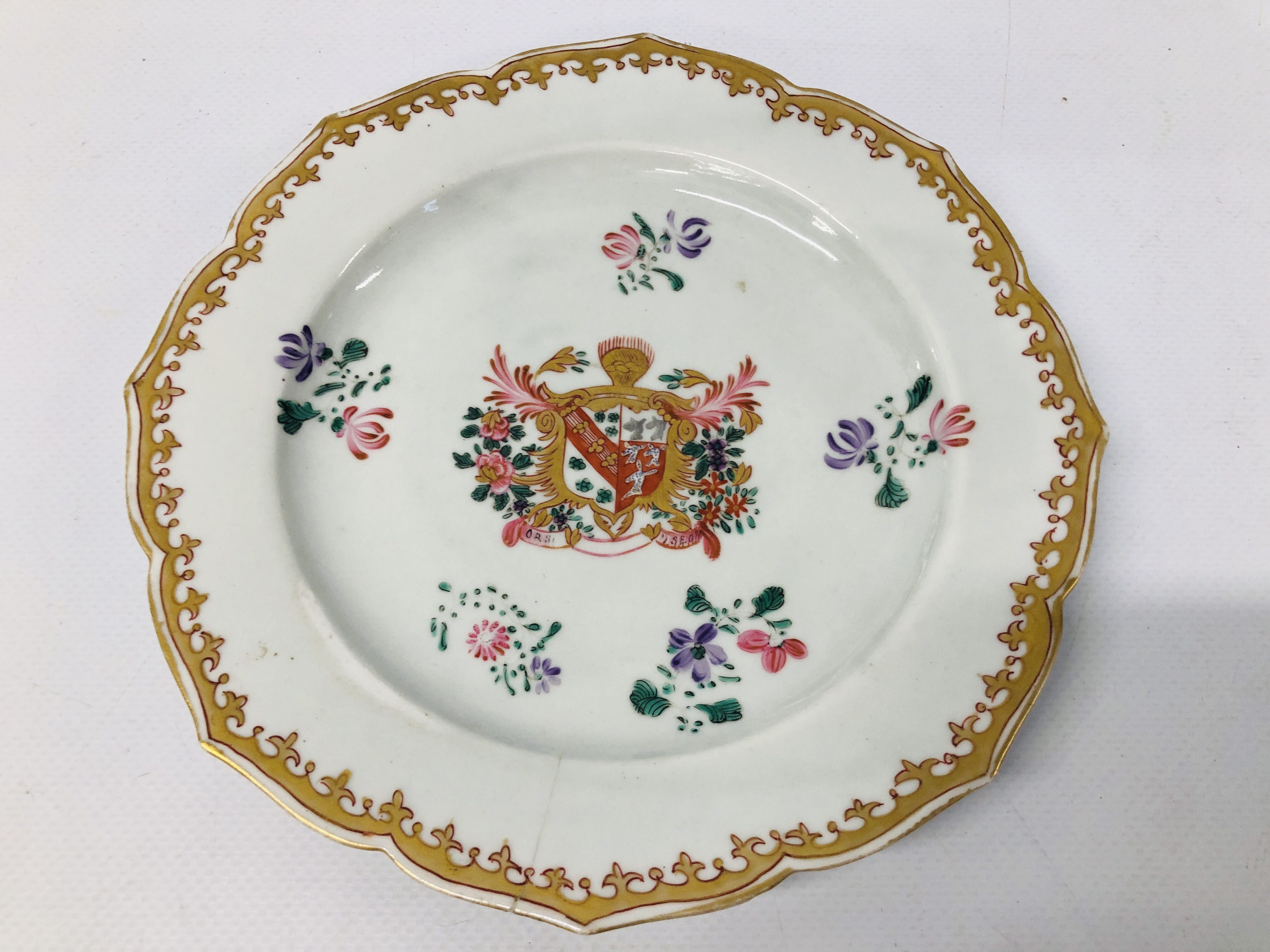 A CHINESE ARMORIAL PLATE DIA. 18.5CM. - Image 2 of 5