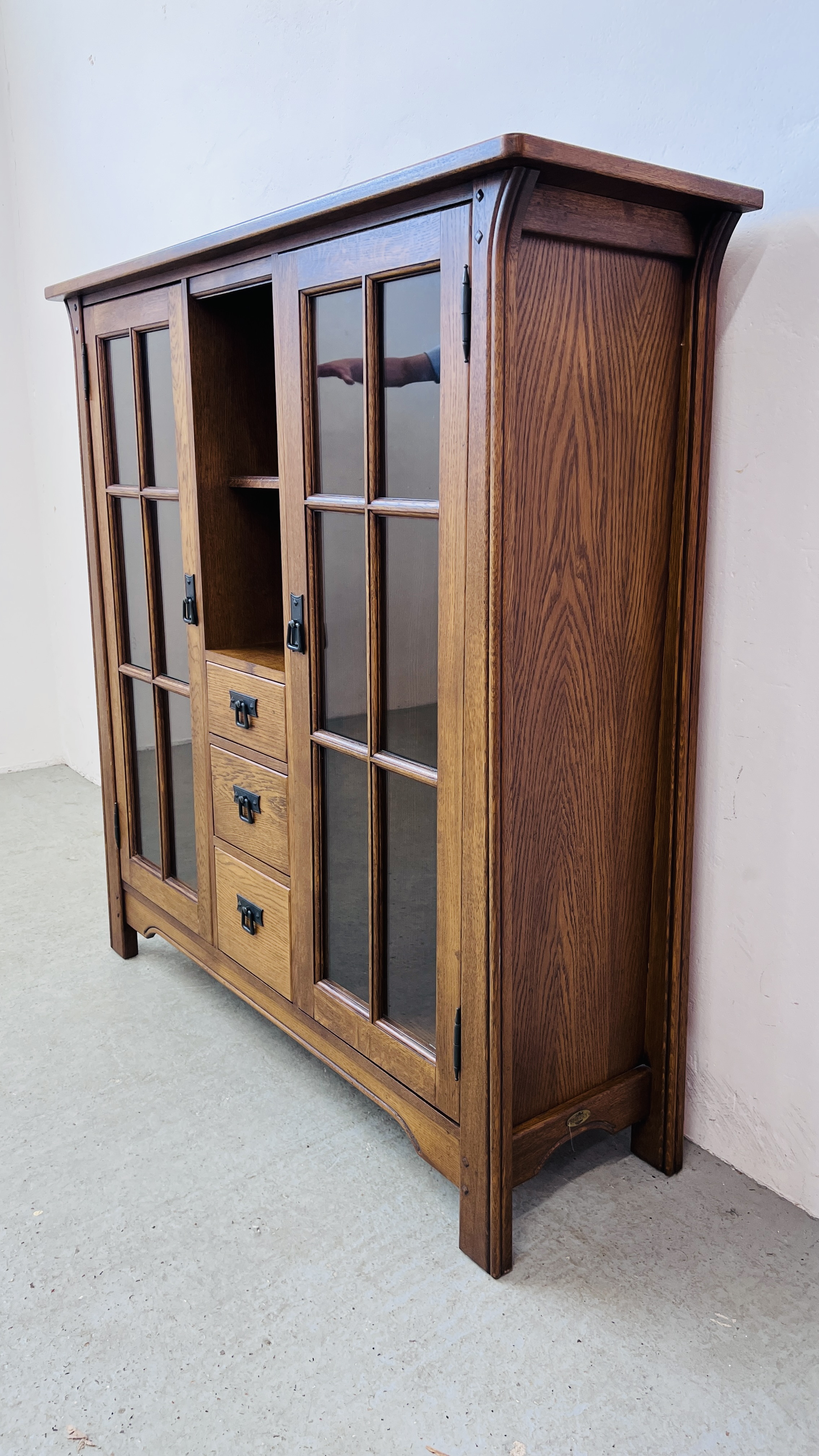 A GOOD QUALITY COMBINATION OAK DISPLAY CABINET WITH CENTRAL DRAWERS AND SHELVES WIDTH 130CM. - Image 2 of 13