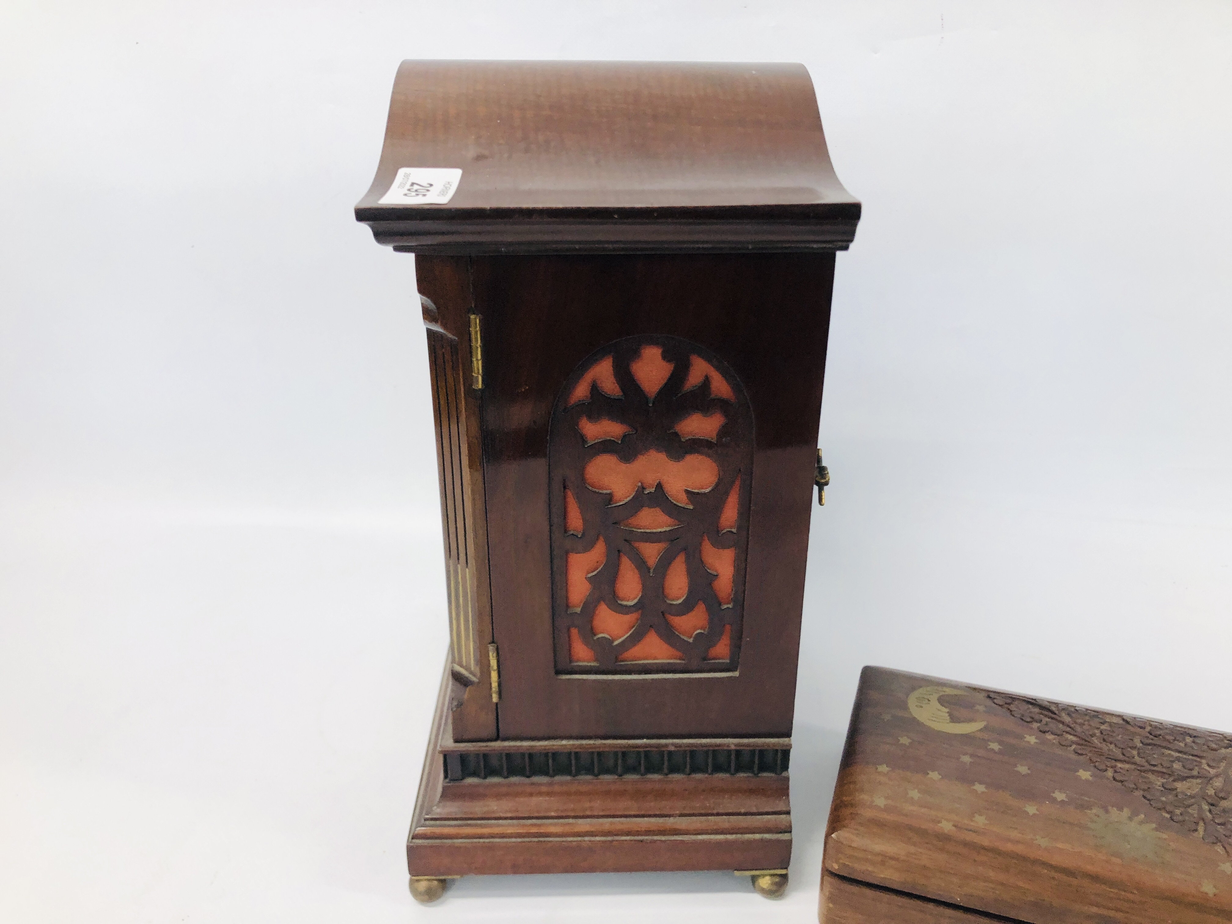 A GOOD QUALITY MAHOGANY CASED EDWARDIAN MANTEL CLOCK WITH INLAID DETAIL, - Image 4 of 10