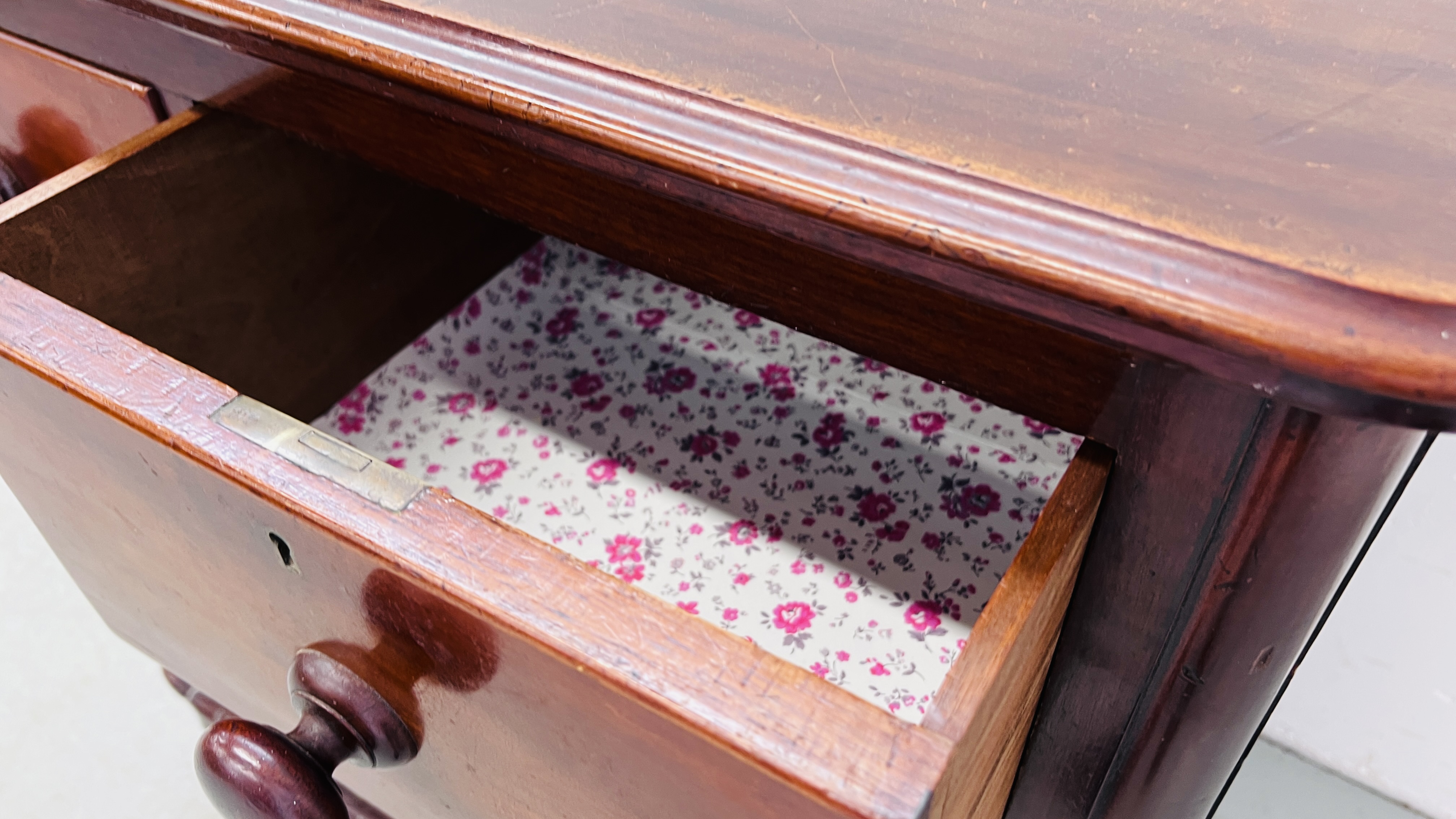 A SMALL VICTORIAN MAHOGANY TWO OVER TWO CHEST OF DRAWERS WITH TURNED WOODEN KNOBS W 89CM, D 49CM, - Image 9 of 10