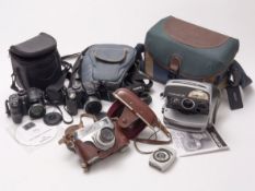 A COLLECTION OF CAMERAS TO INCLUDE 35MM ARETTE A COMPACT FILM CAMERA, BEWI 'QUICK' LIGHT METER,