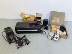 A VINTAGE BAKELITE DEVELOPER AND PHOTOGRAPHIC EQUIPMENT TO INCLUDE KODAK - COLLECTORS ITEM ONLY -