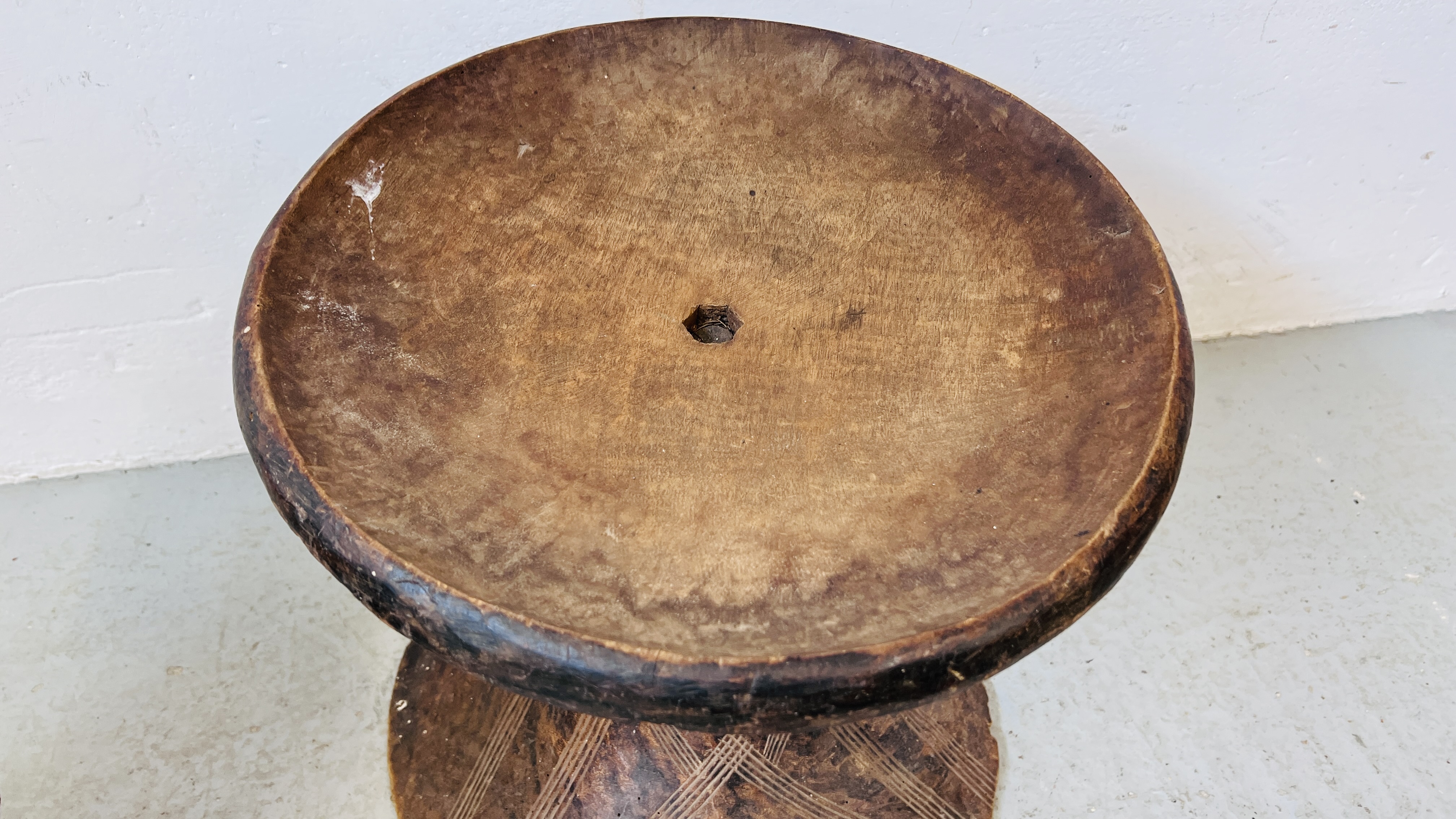 AN AFRICAN SKIN DRUM AND HAND CARVED AFRICAN STAND H 37CM, D 41CM. - Image 3 of 8