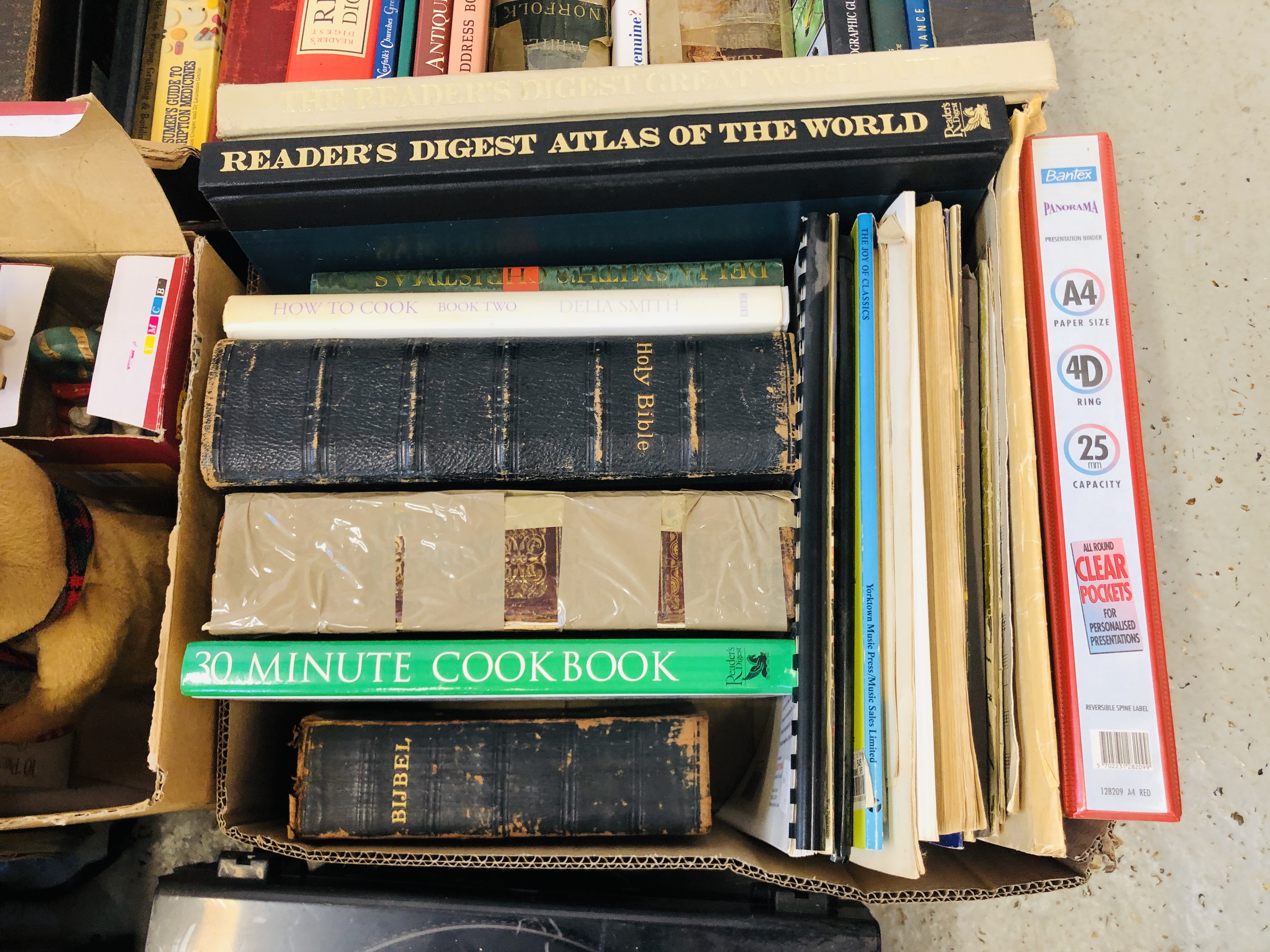 14 BOXES OF MIXED HOUSEHOLD SUNDRIES TO INCLUDE SHARP BOOM BOX AUDIO EQUIPMENT, RECORDS, - Image 15 of 22