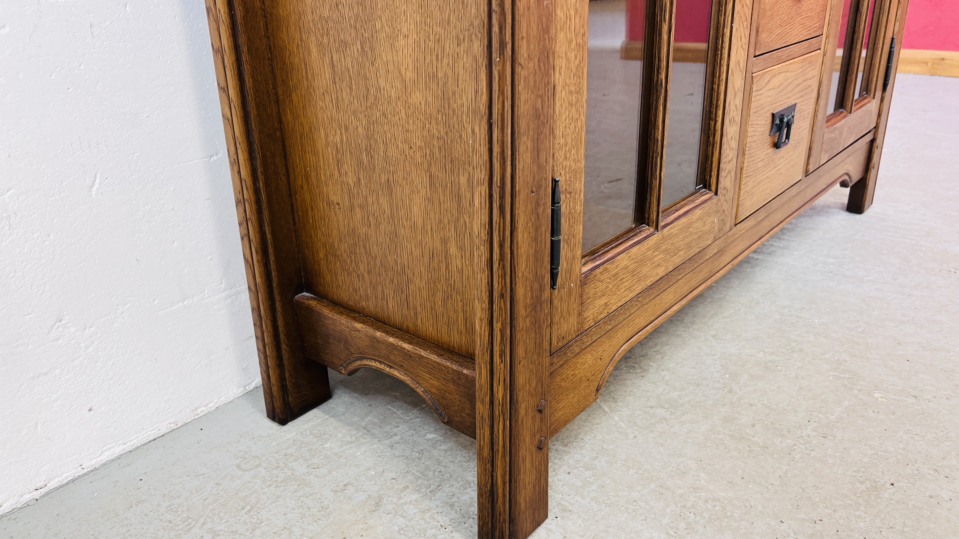 A GOOD QUALITY COMBINATION OAK DISPLAY CABINET WITH CENTRAL DRAWERS AND SHELVES WIDTH 130CM. - Image 8 of 13