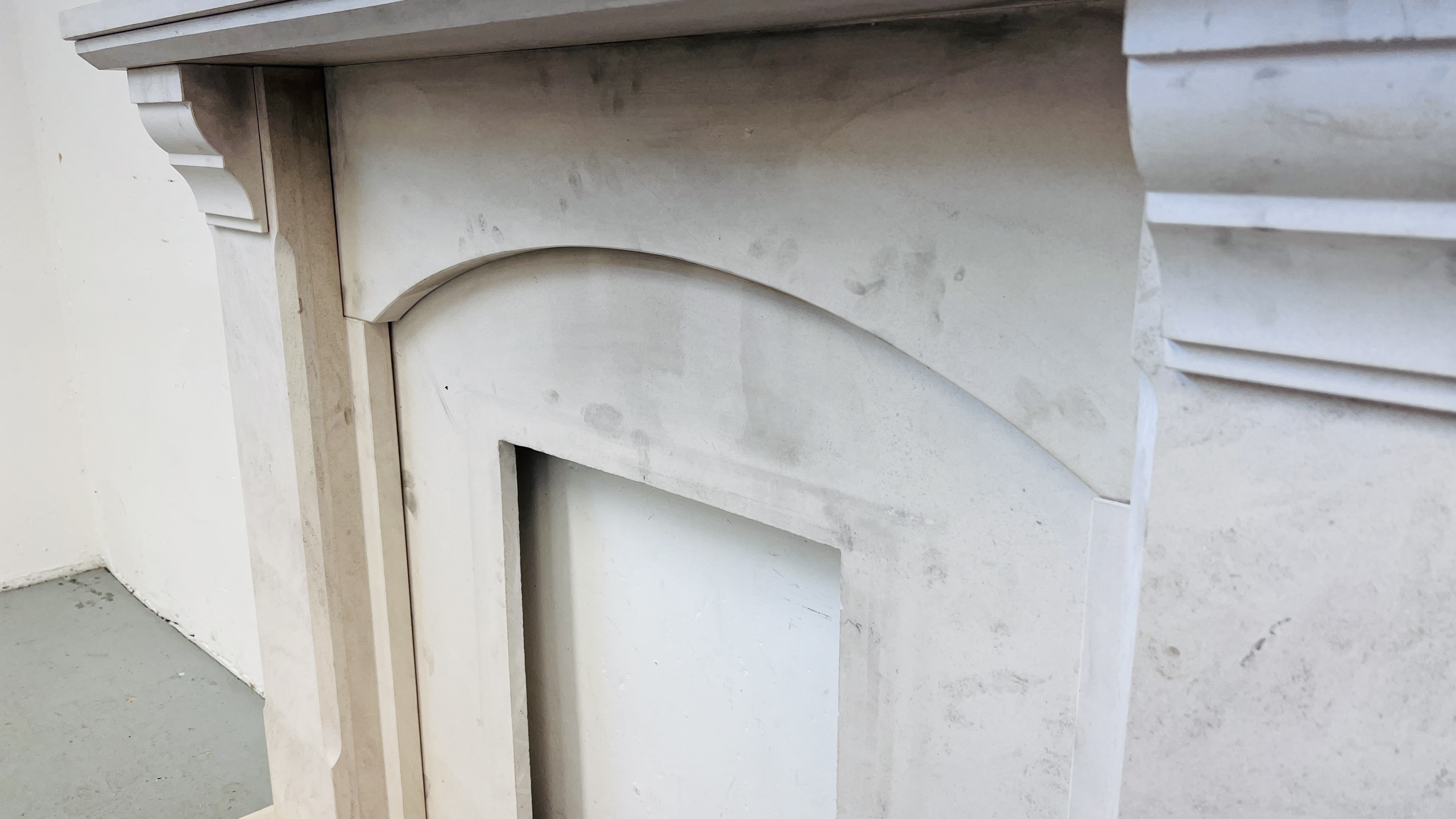 A MODERN STONE FIRE SURROUND COMPLETE WITH HEARTH, HEARTH WIDTH 137CM, DEPTH 39CM. - Image 9 of 12