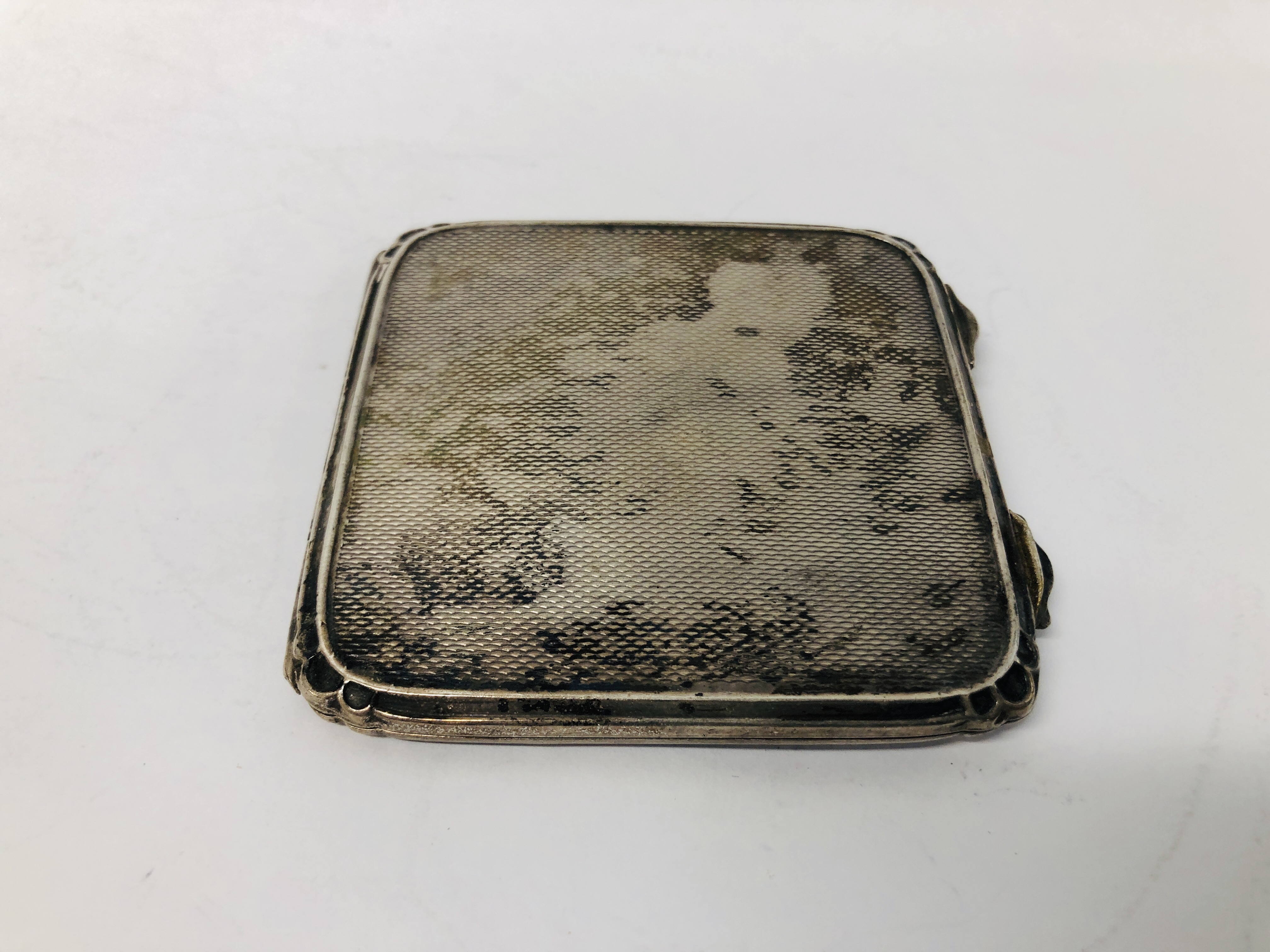 A SILVER AND WHITE ENAMEL COMPACT, BIRMINGHAM ASSAY, ALONG WITH A SILVER CIGARETTE CASE, - Image 13 of 14