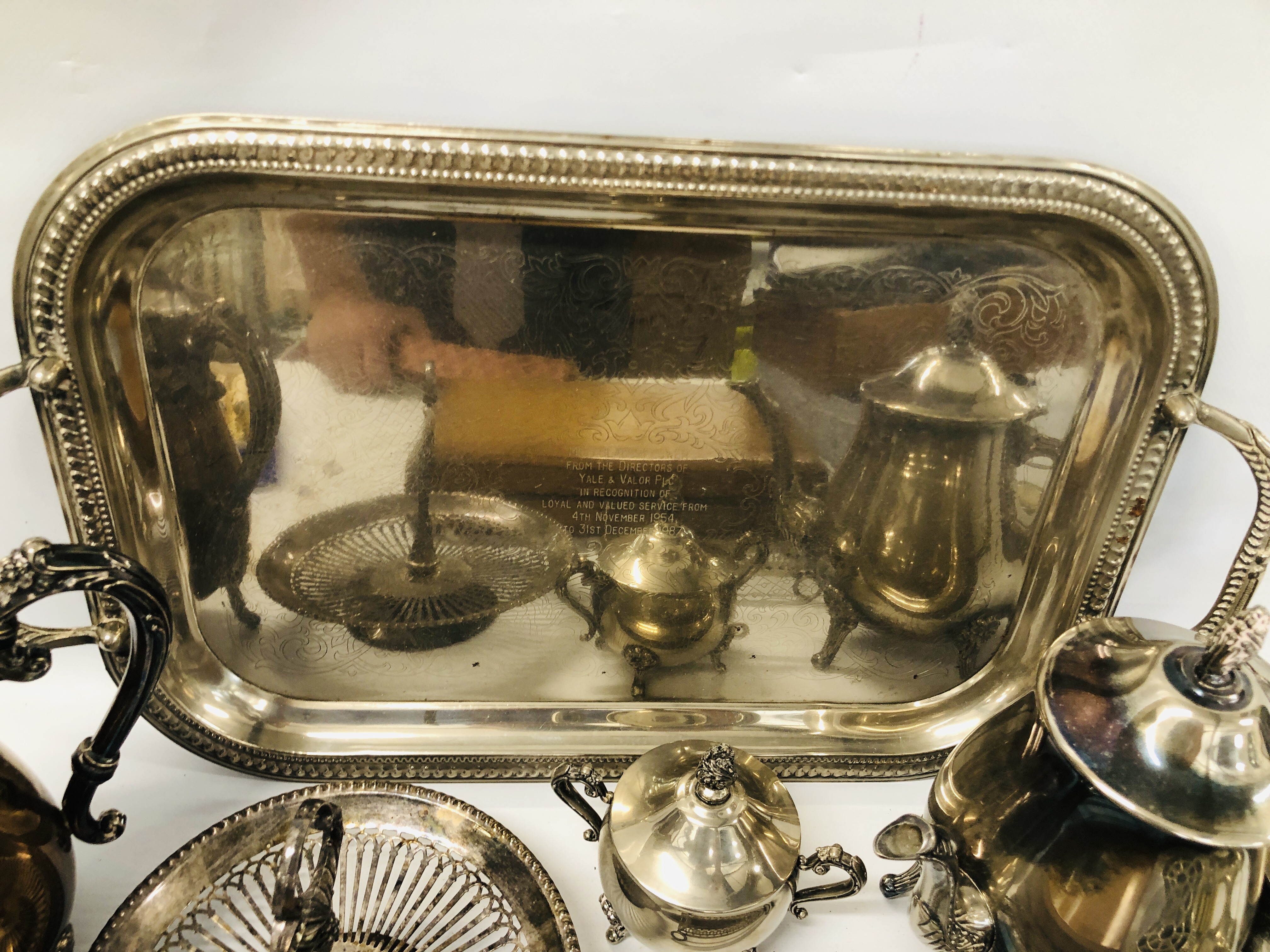 A COLLECTION OF VARIOUS METAL WARE TO INCLUDE COFFEE POTS, TRAYS, STAINLESS CUTLERY, FISH KNIVES, - Image 10 of 10