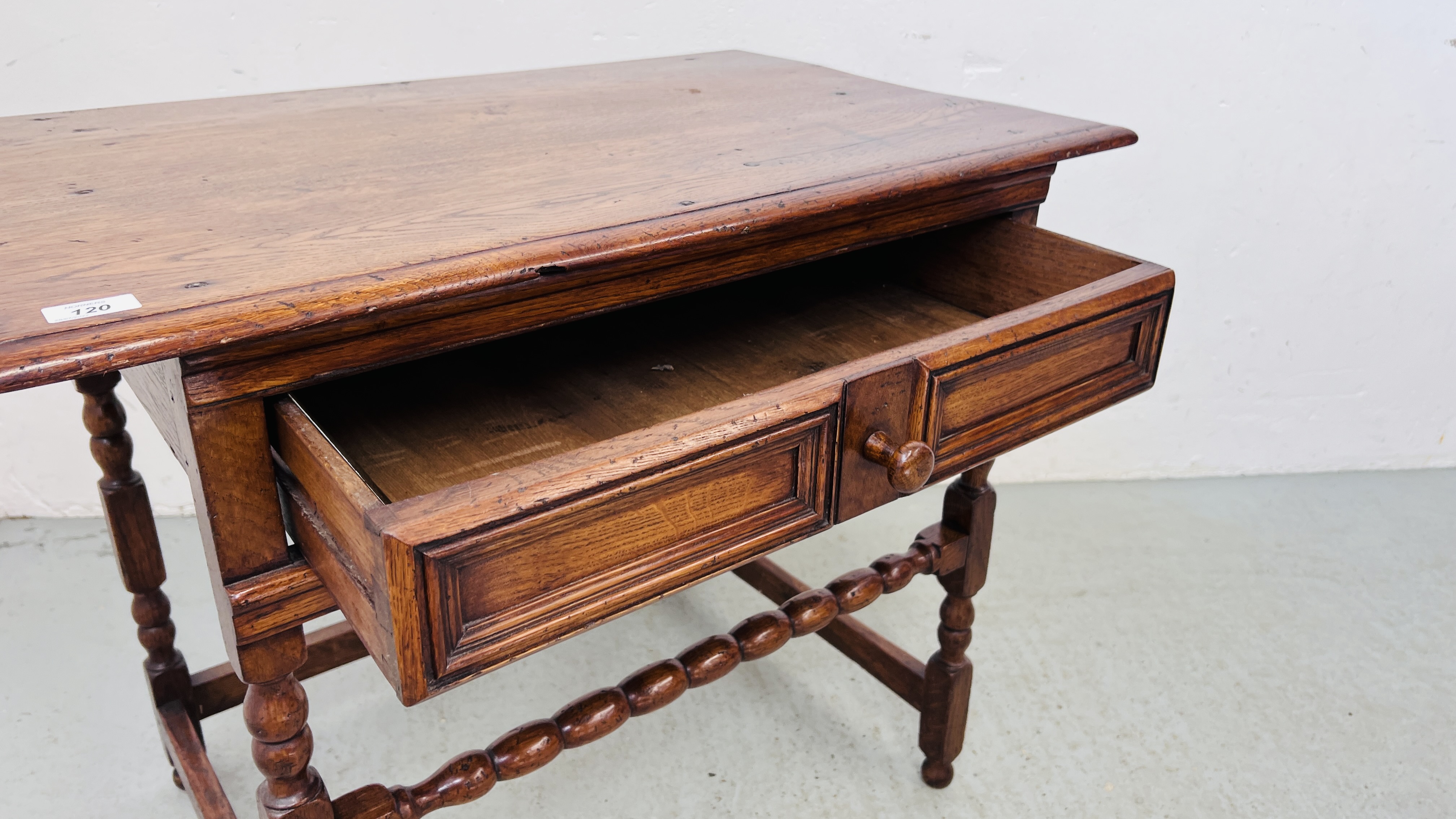 A GOOD QUALITY REPRODUCTION SOLID OAK SINGLE DRAWER SIDE TABLE WITH BOBBIN STRETCHER W 84CM, D 52CM, - Image 7 of 7