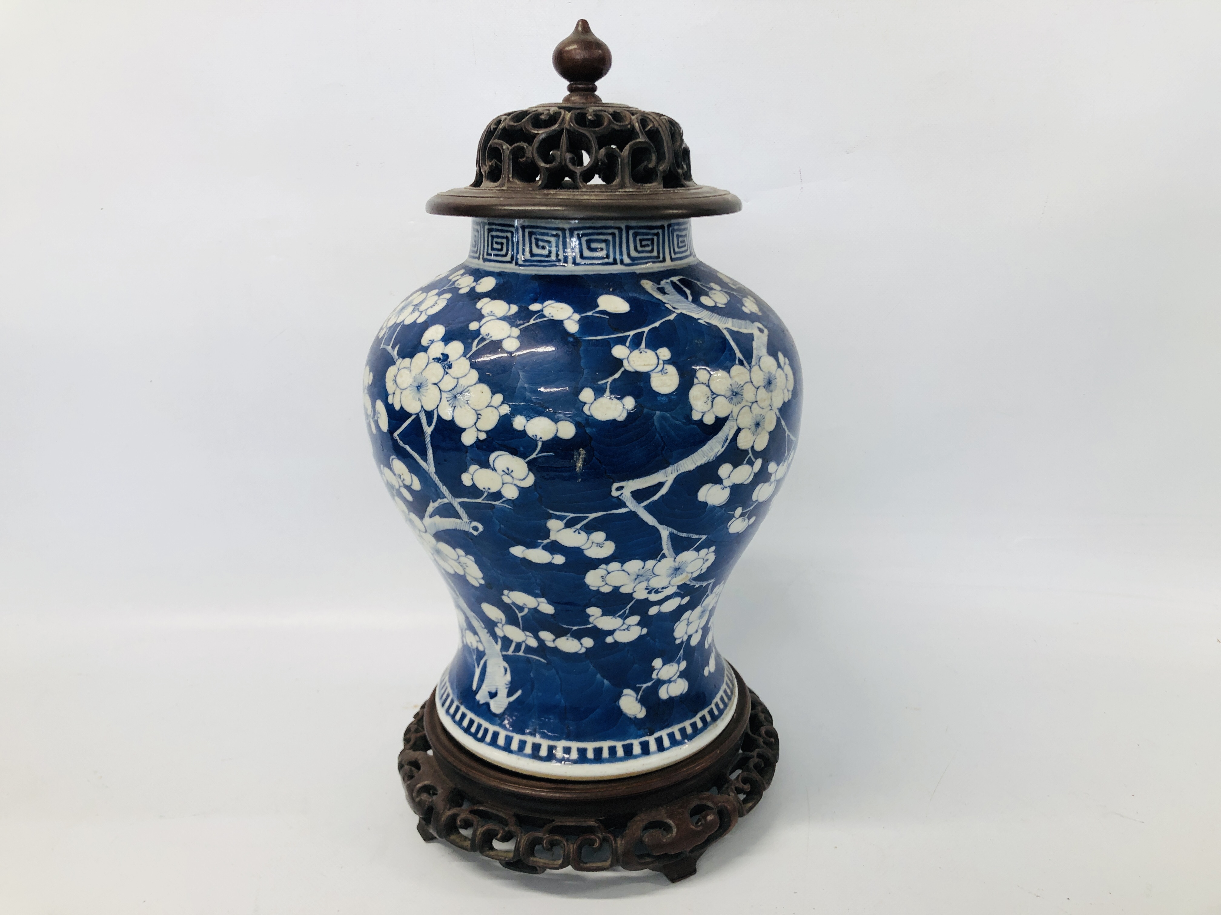 CHINESE BLUE AND WHITE BALUSTER SHAPED VASE WITH PRUNUS DECORATION (HEIGHT 27CM. - Image 4 of 5