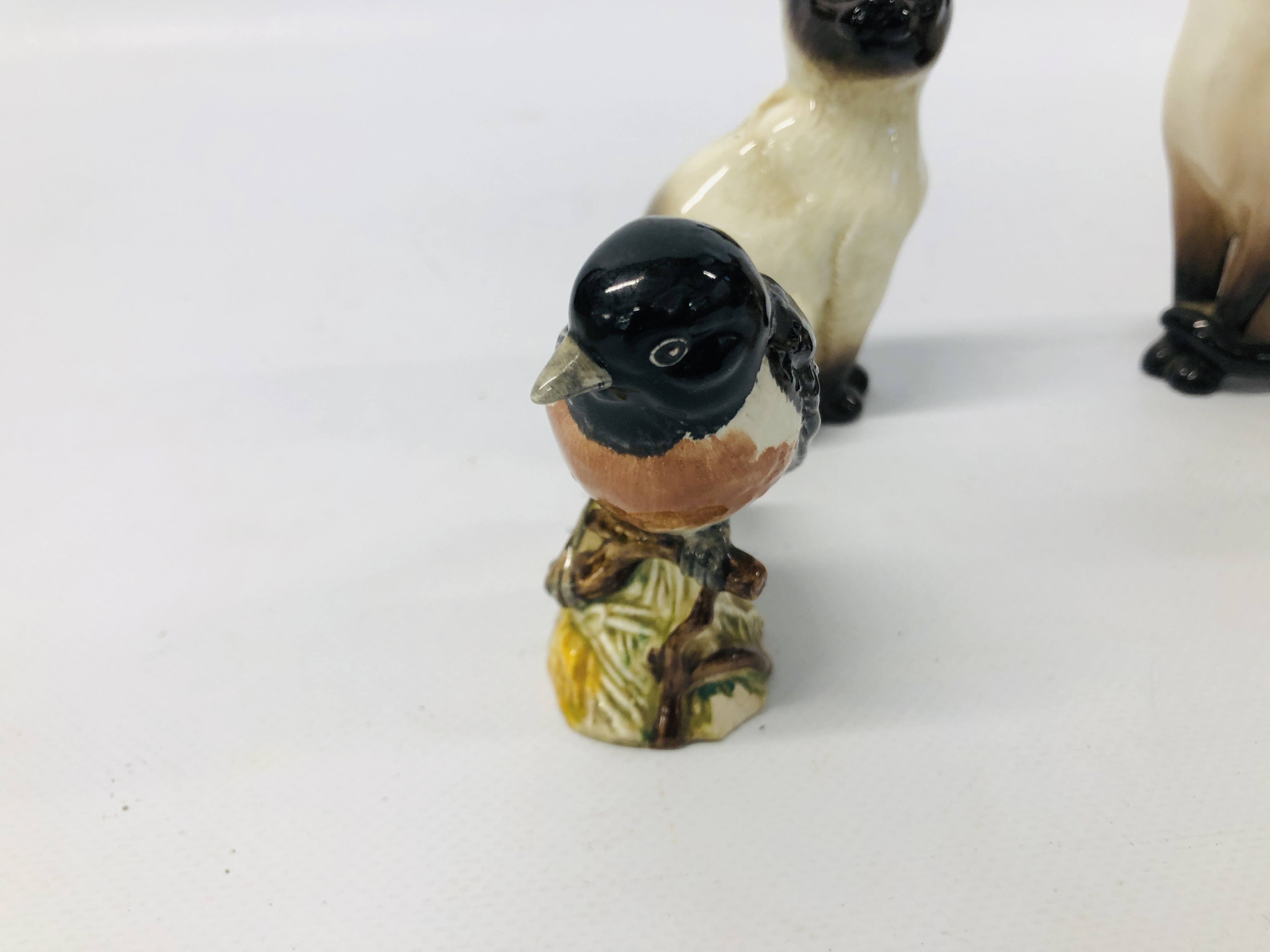 VARIOUS CABINET ORNAMENTS TO INCLUDE BESWICK MALLARD PAUL SCOTT, BESWICK BIRD AND CAT, - Image 8 of 10