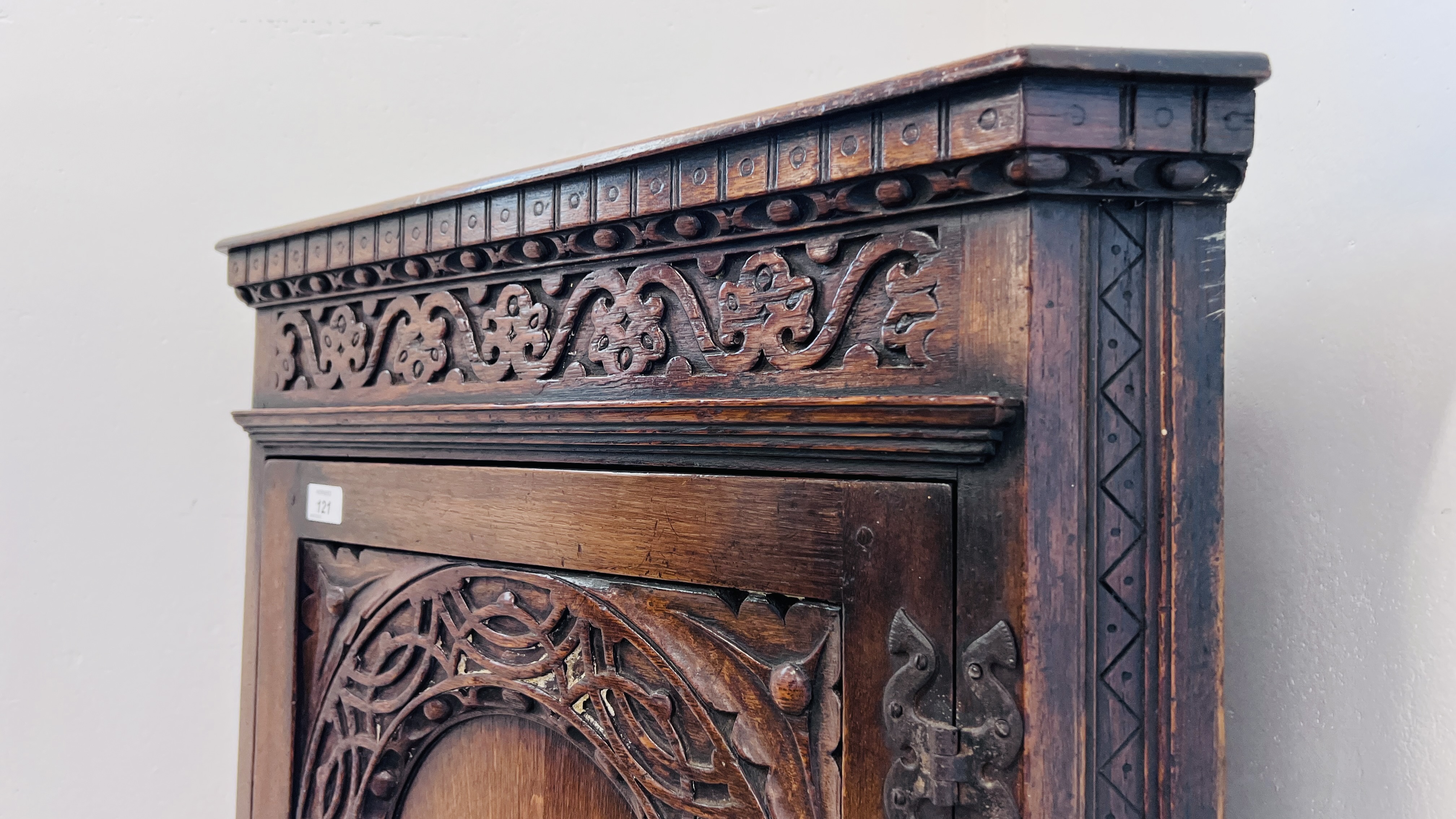 A REPRODUCTION OAK FLOOR STANDING TWO DOOR CORNER CABINET WITH SHELVED INTERIOR W 69CM H 161CM. - Image 3 of 11