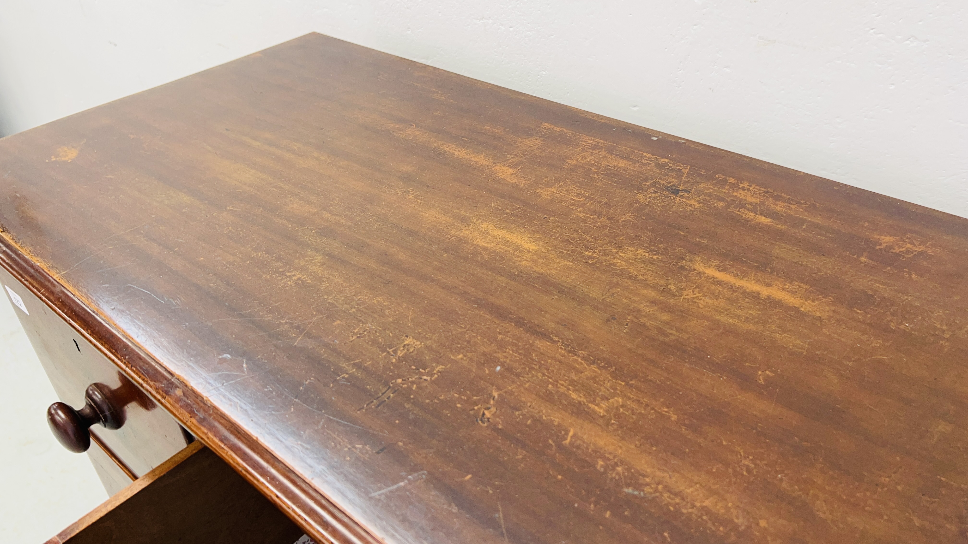 A SMALL VICTORIAN MAHOGANY TWO OVER TWO CHEST OF DRAWERS WITH TURNED WOODEN KNOBS W 89CM, D 49CM, - Image 10 of 10