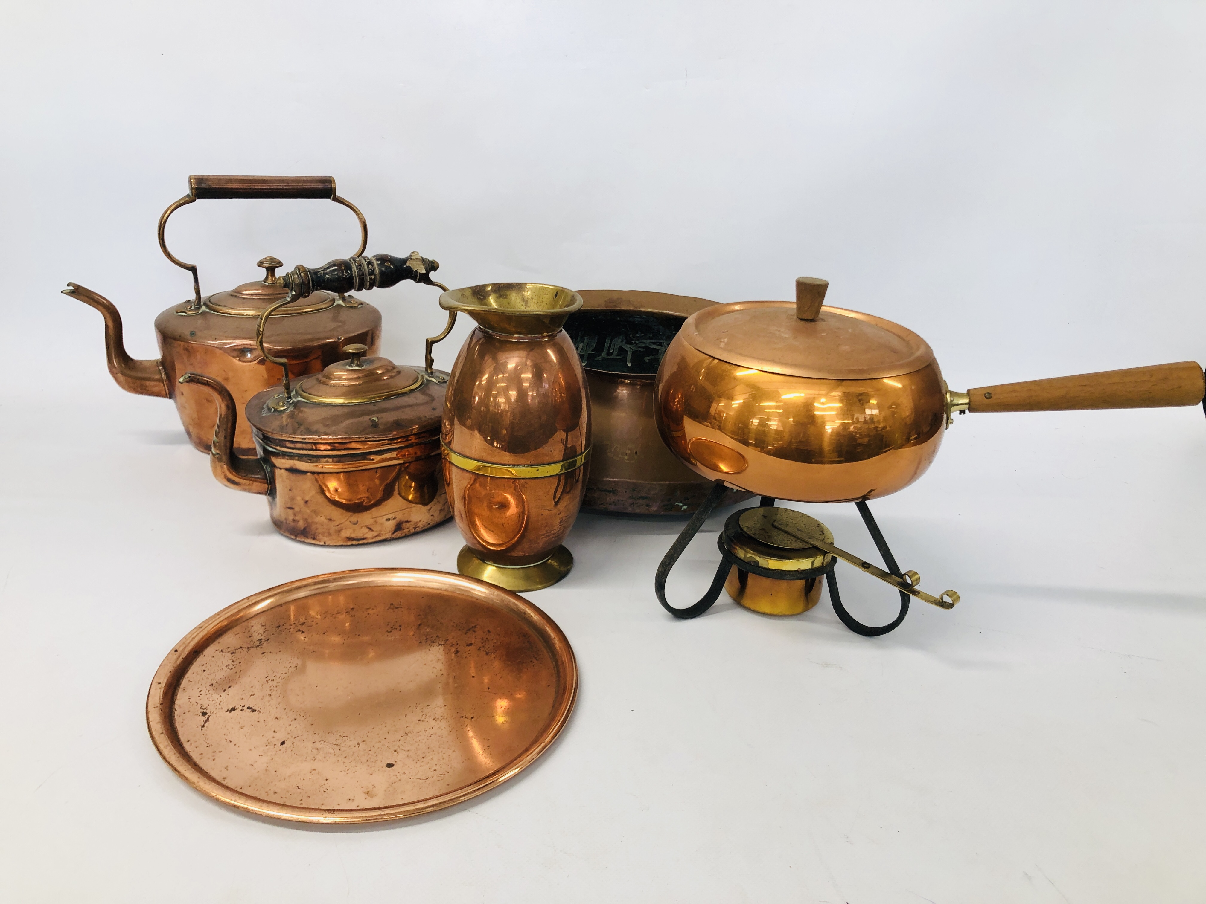 BOX OF ASSORTED VINTAGE COPPER TO INCLUDE TWO KETTLES, COOKING PANS AND A JUG, ETC.