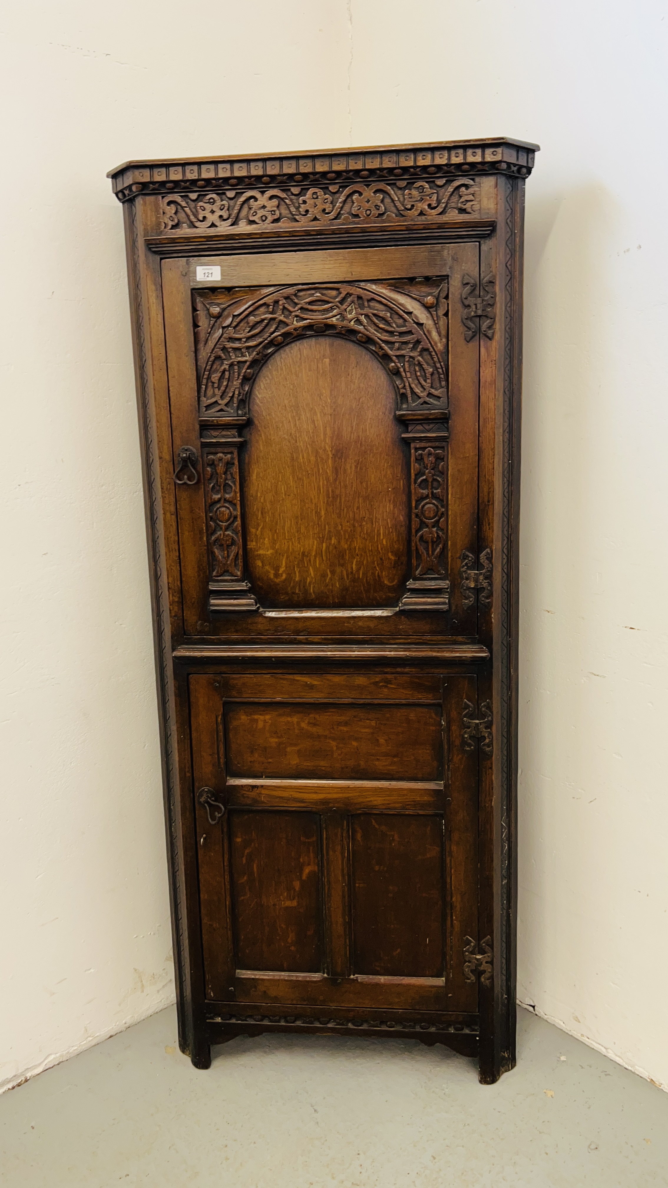 A REPRODUCTION OAK FLOOR STANDING TWO DOOR CORNER CABINET WITH SHELVED INTERIOR W 69CM H 161CM. - Image 2 of 11